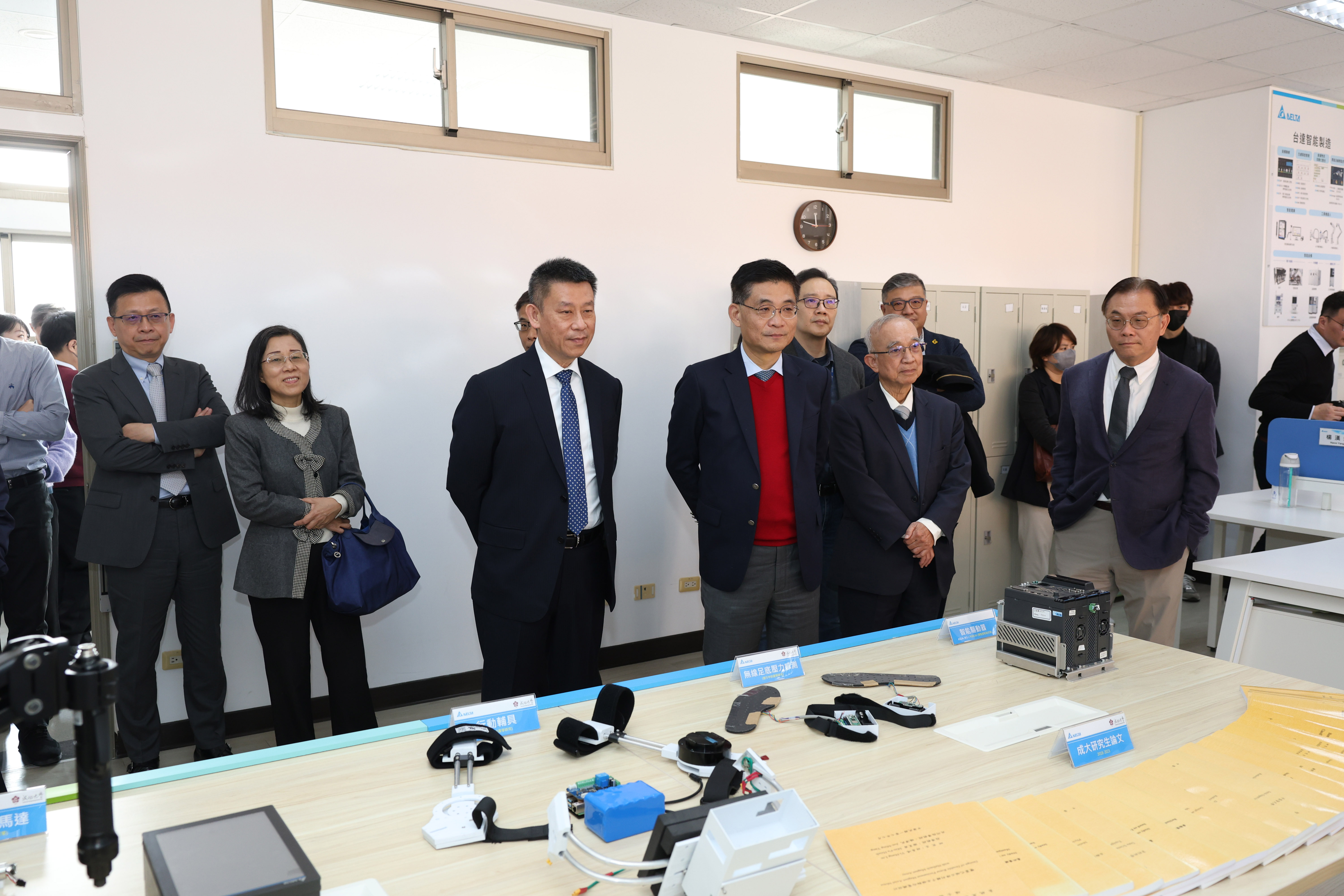 今日出席與會者共同參觀「台達成大聯合研發中心」位於成大自強校區的實驗室