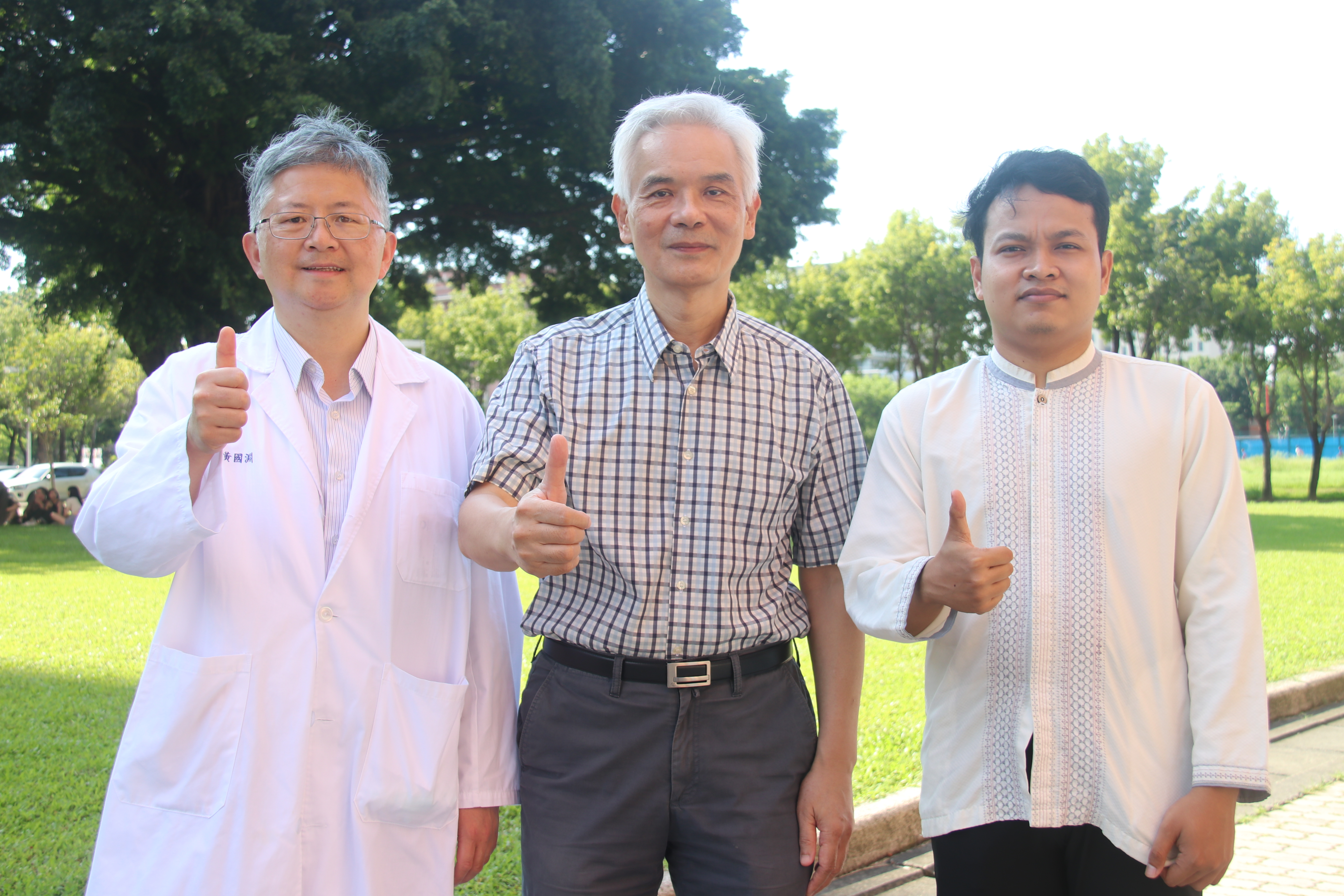 國立成功大學生物醫學工程學系鄭友仁講座教授(中)、團隊同學成大醫工系博班Azril瑞可(右)與成大醫院骨科部黃國淵主治醫師(左)