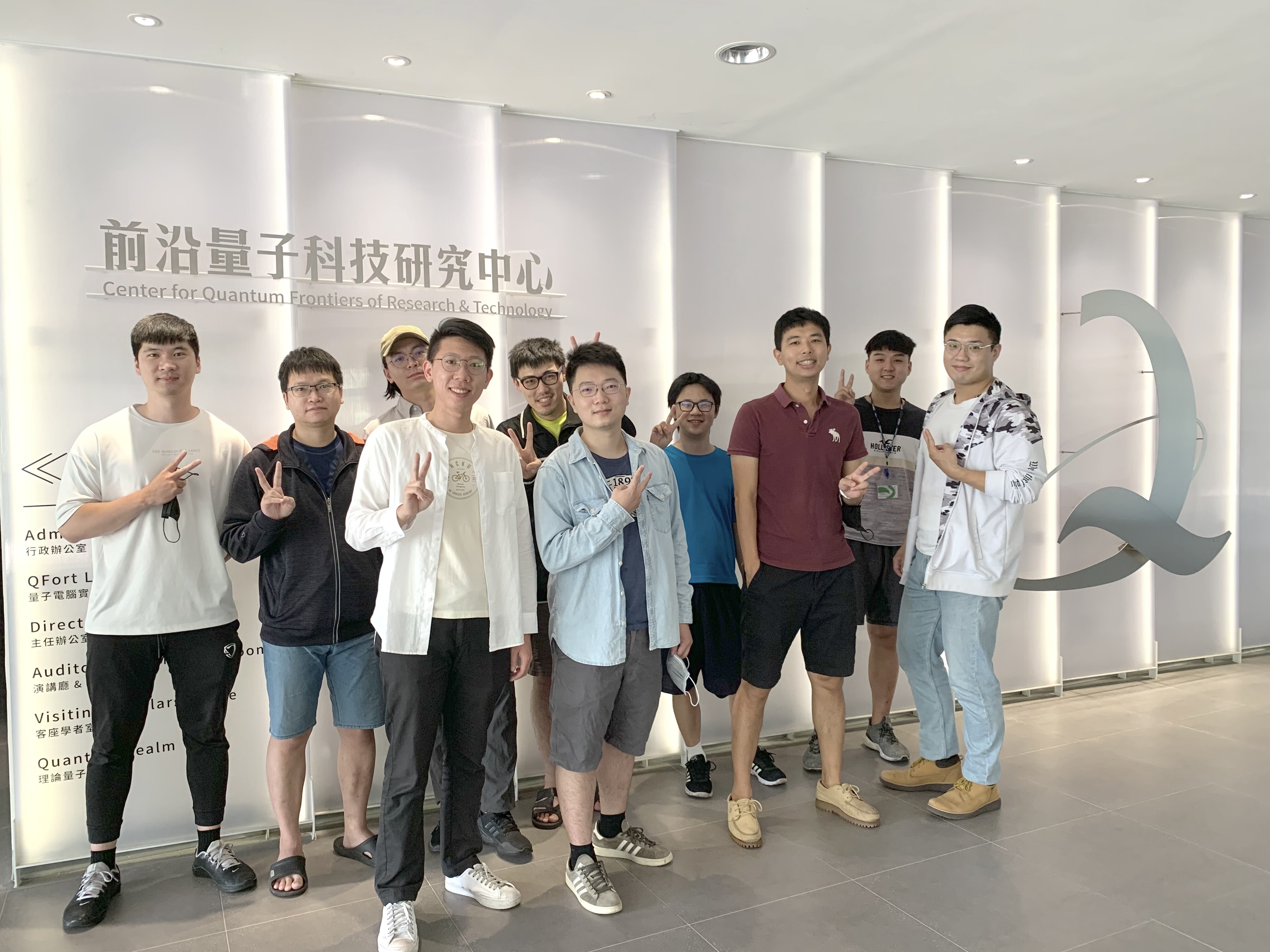 新一代尖端量子材料基石 成大物理系副教授楊展其(右三)師生跨域研究成果登上《Nature Communications》 新一代尖端量子材料基石 成大物理系副教授楊展其(右三)師生跨域研究成果登上《Nature Communications》