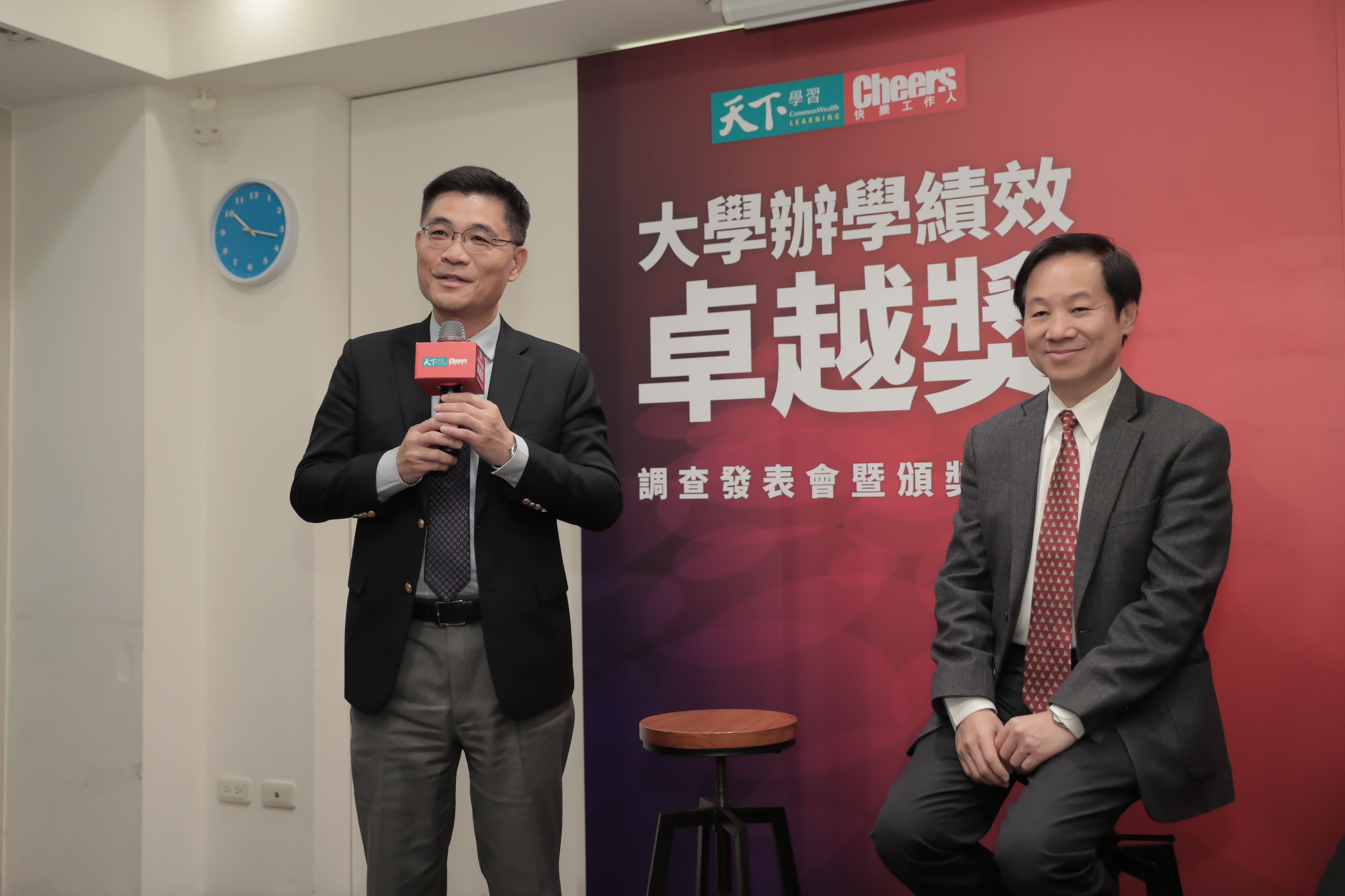 成大沈孟儒校長(左)分享上任校長之後所秉持的「親、明、勤」三大原則。