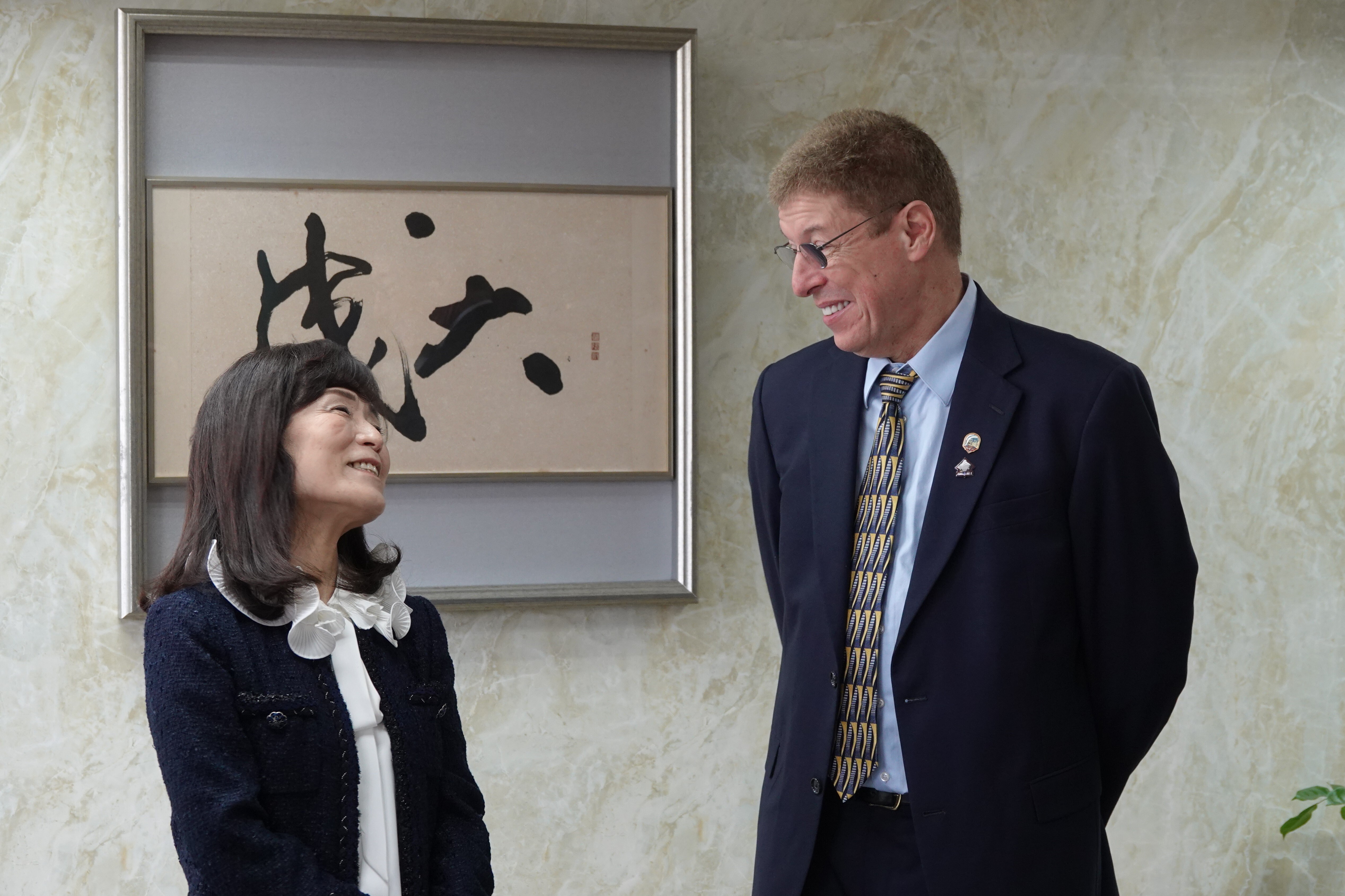 NASA AMS計畫辦公室負責人 Ken Bollweg(右)拜訪成大,感謝成大團隊在AMS-02 UTTPS計畫上的重要貢獻