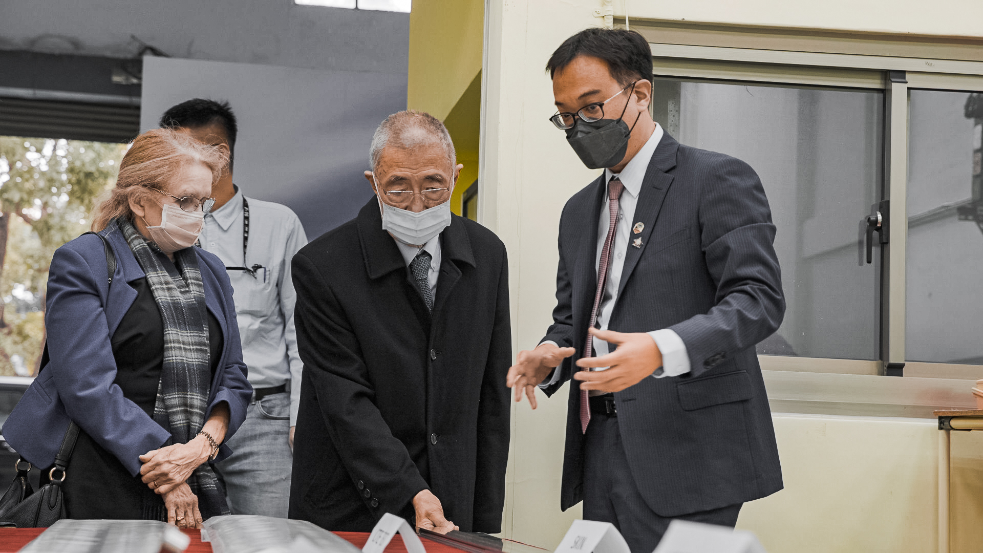 圖三:成大物理系楊毅教授向丁院士解釋目前AMS-02 PDS Radiator的進行進度。
