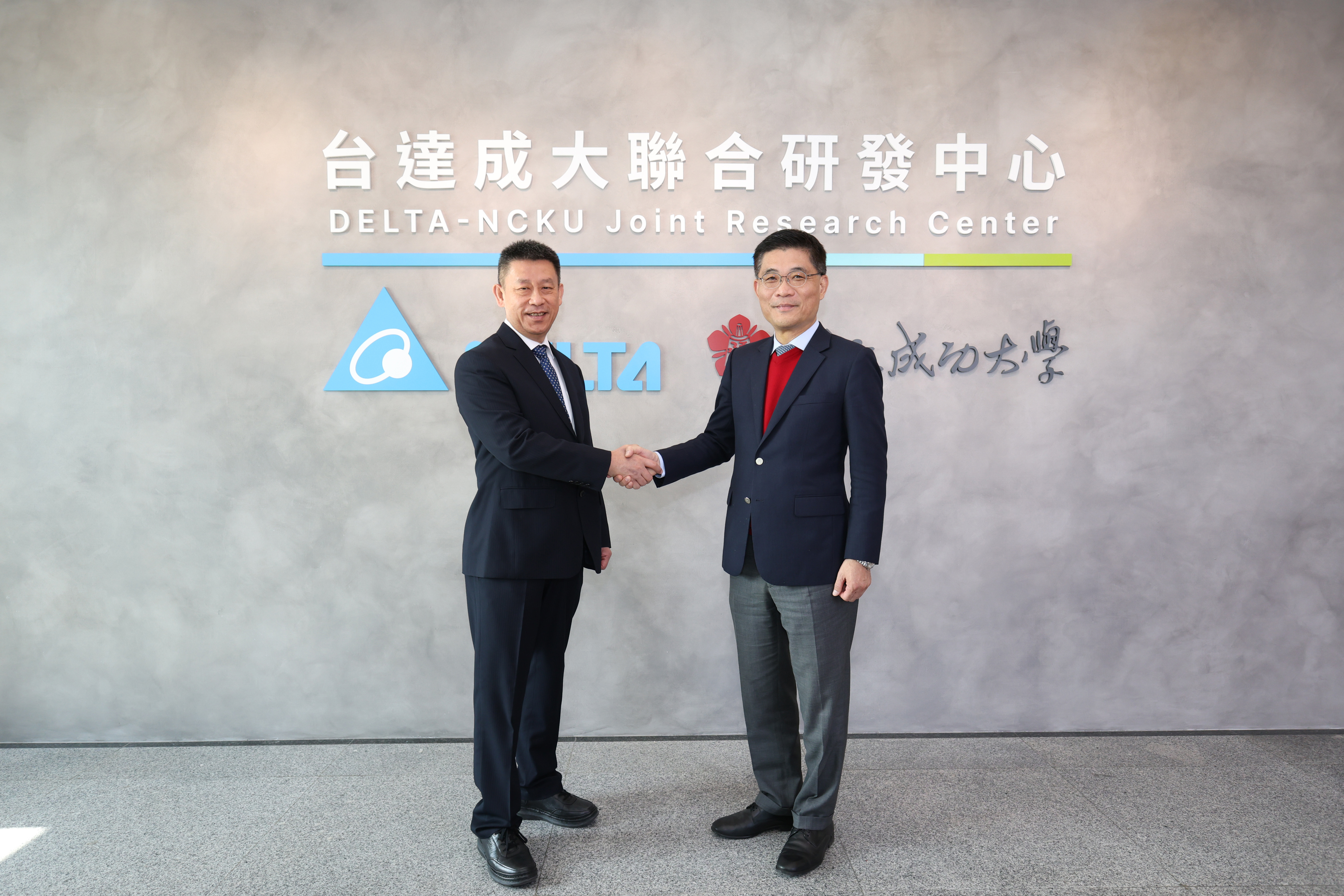 台達與成大的合作淵源已久，今(2024)年更整合內部資源，擴大合作規模，成立聯合研發中心，與成大電資學院、工學院、能源科技與策略研究中心等系所、單位十幾位教授展開緊密合作