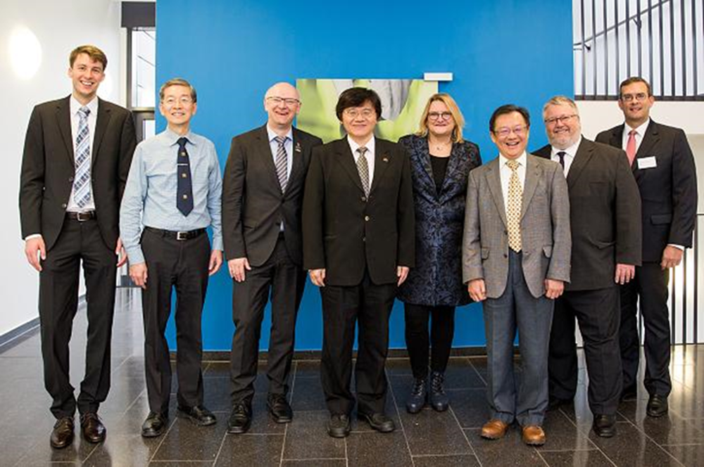 鄧熙聖教授(圖中)在德國明斯特大學(U. Münster (WWU)) 參加臺德電池研究計畫記者會