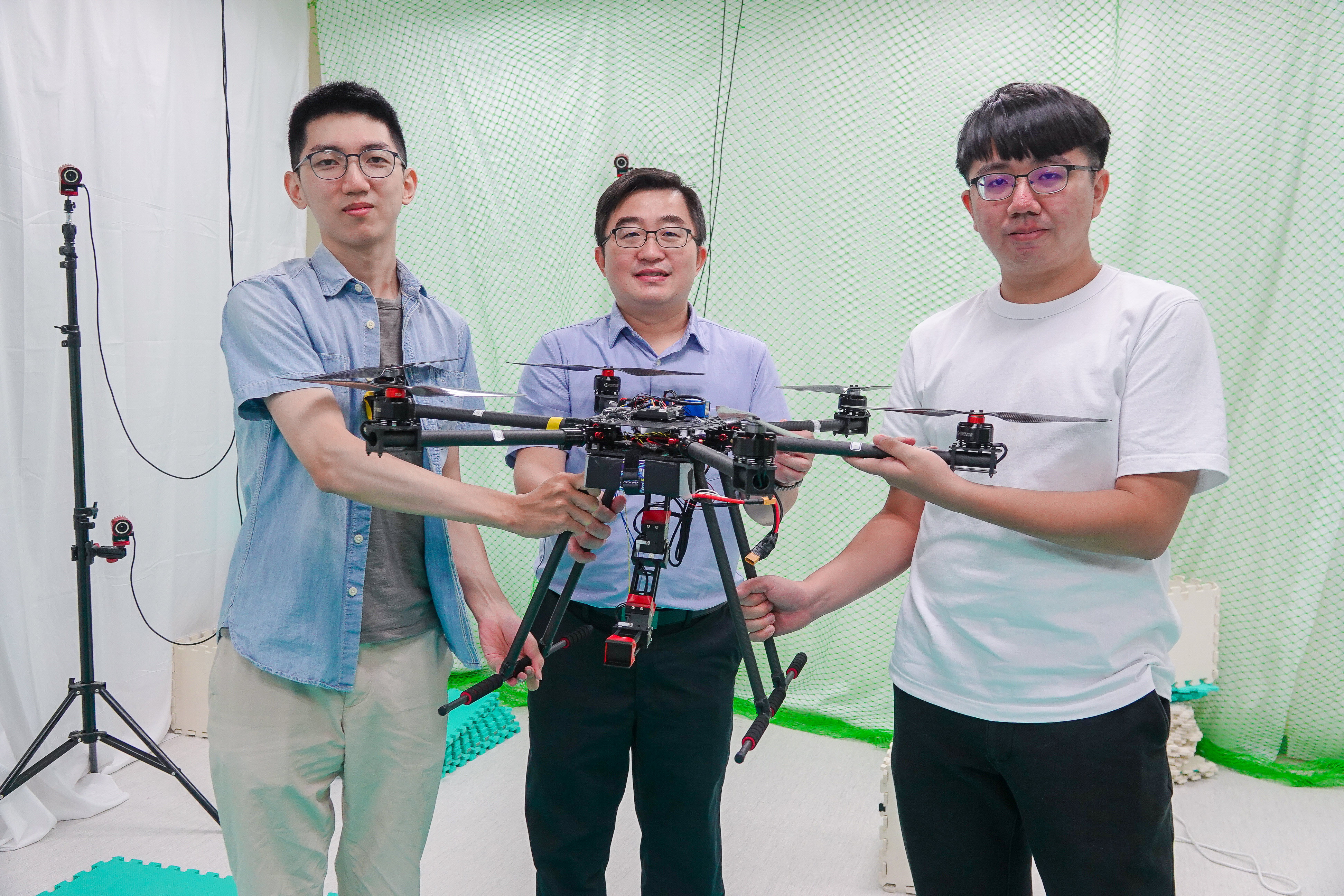 Professor Yen-Chen Liu (middle) of the Department of Mechanical Engineering and his team proposed a new type of unmanned rotorcraft architecture based on machine learning