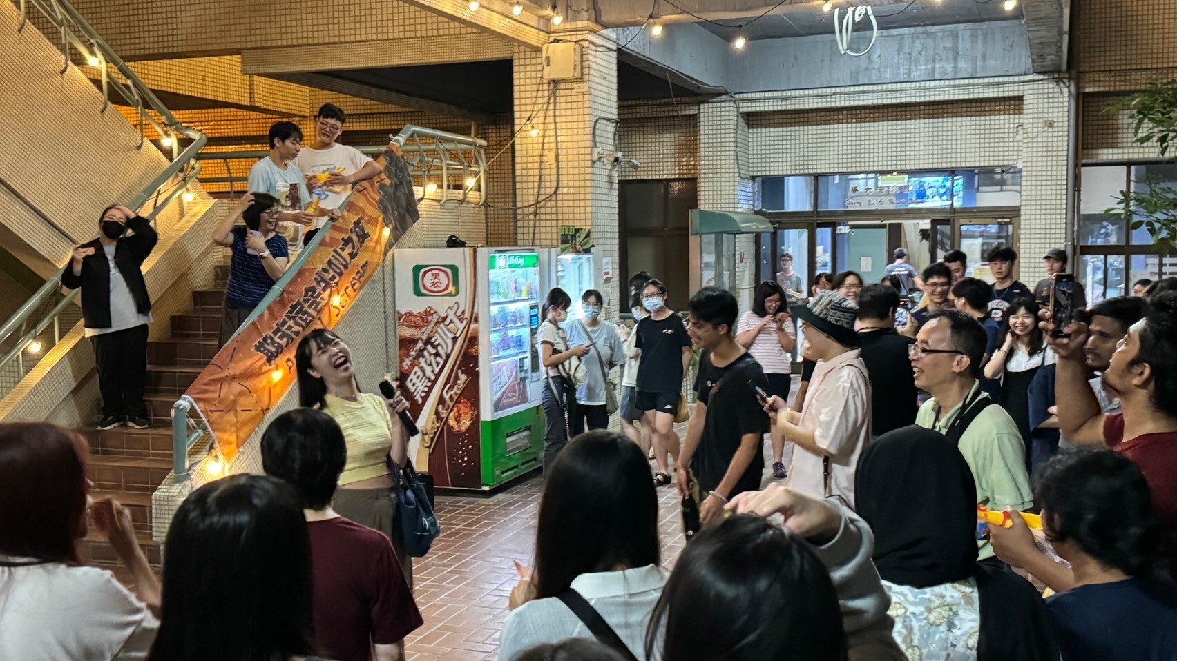 「期末尖叫之夜」活動搭配宿舍「期末送暖」活動,讓備受期末考轟炸,心緒疲憊、緊繃的學生們,能夠放心的釋放壓力再繼續向前進。