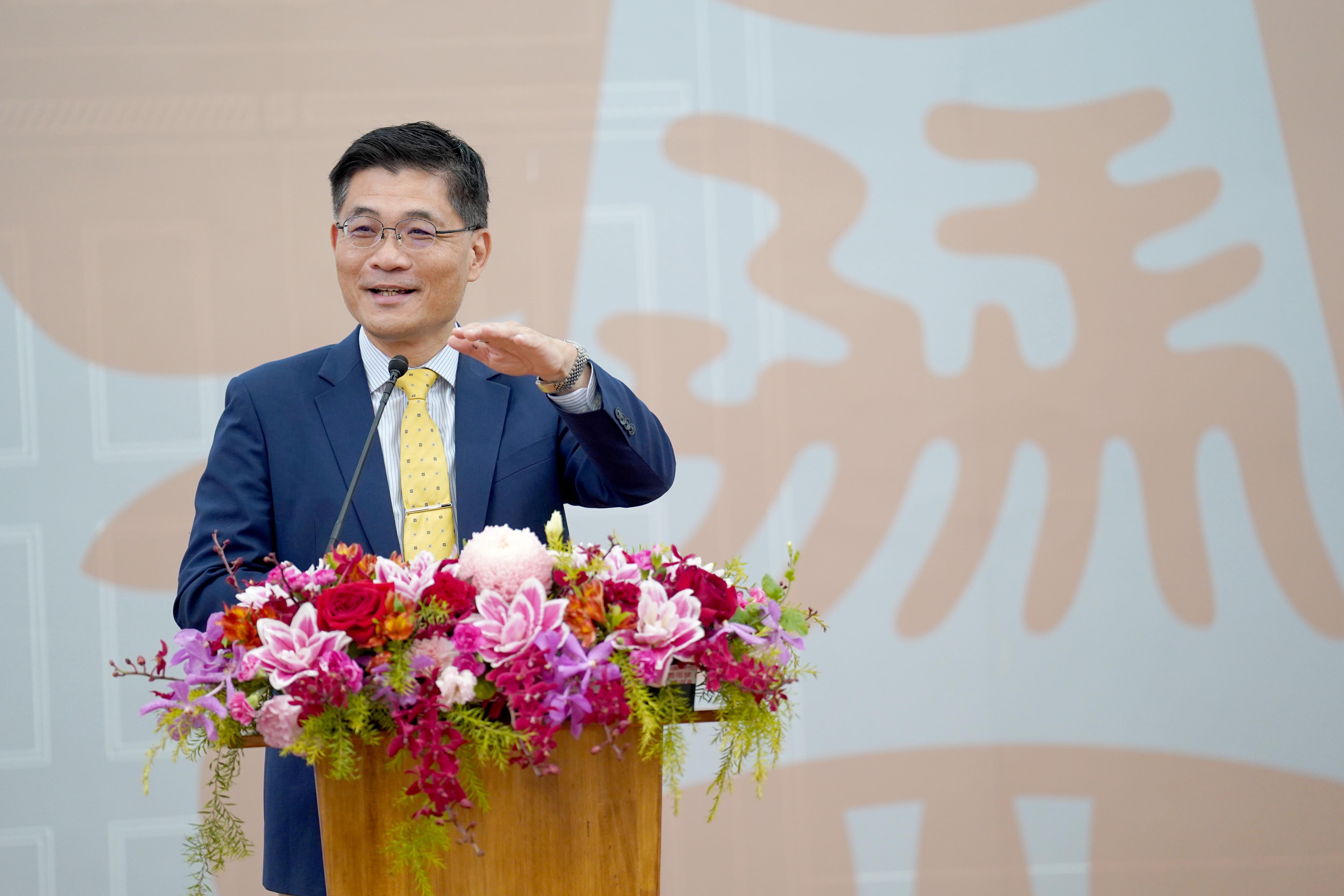沈孟儒校長感謝李文造董事長慷慨捐贈成立「長虹講座教授」