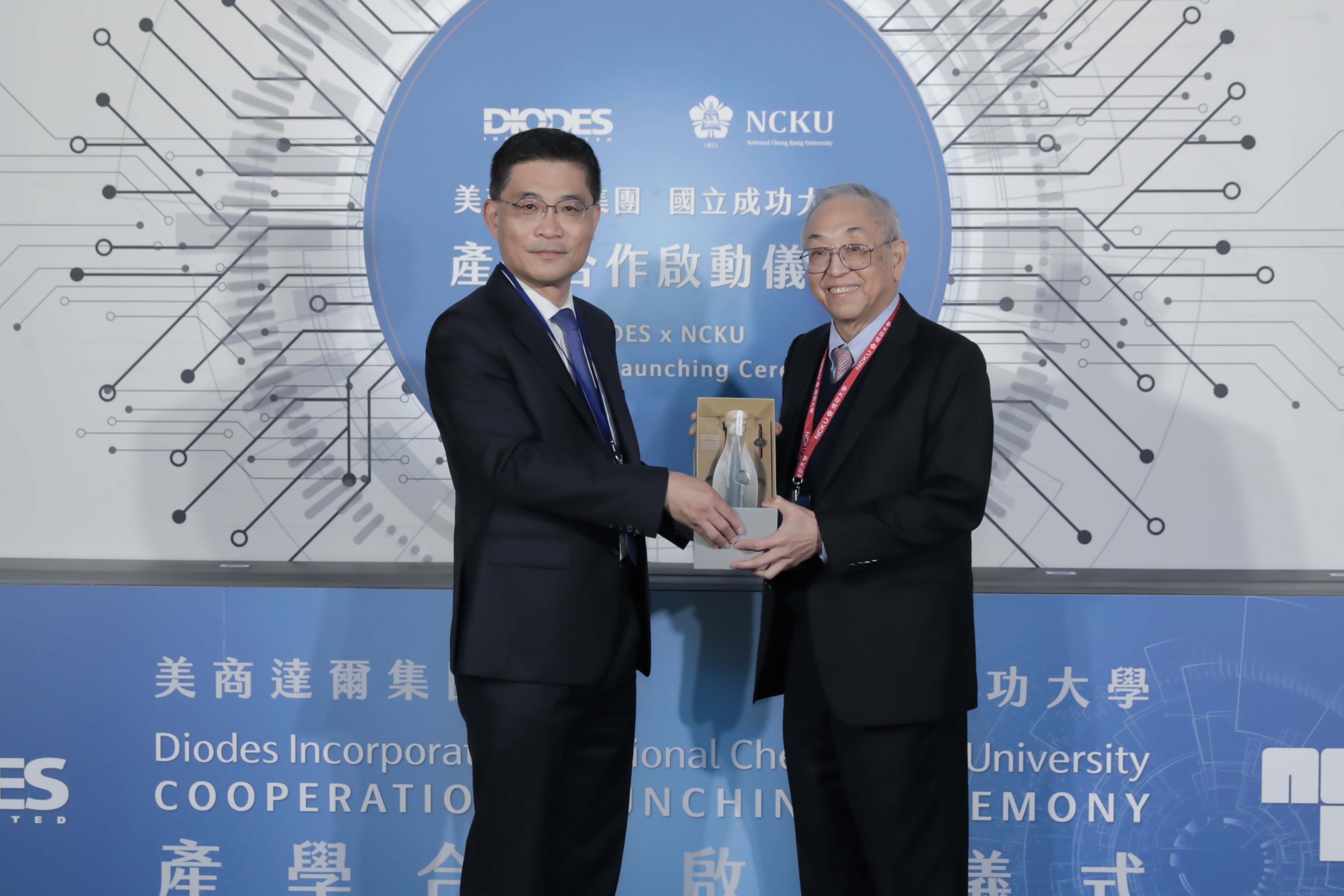 成大校長沈孟儒(左)致贈達爾集團董事長盧克修成大馬祖紀念酒