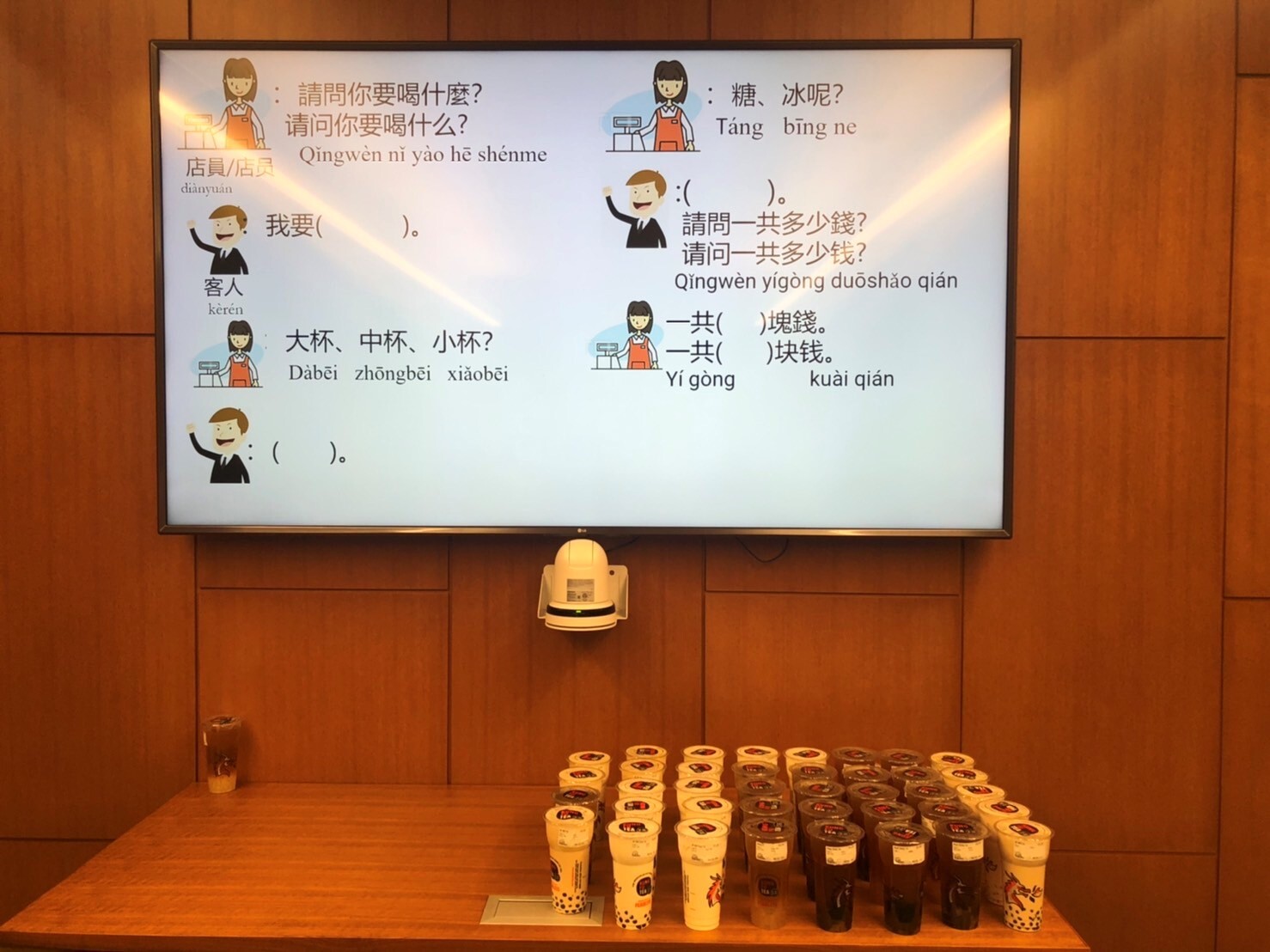 課後所有與會師生與來賓一同享用當地台灣茶飲店直送的各式台灣特色茶飲 課後所有與會師生與來賓一同享用當地台灣茶飲店直送的各式台灣特色茶飲