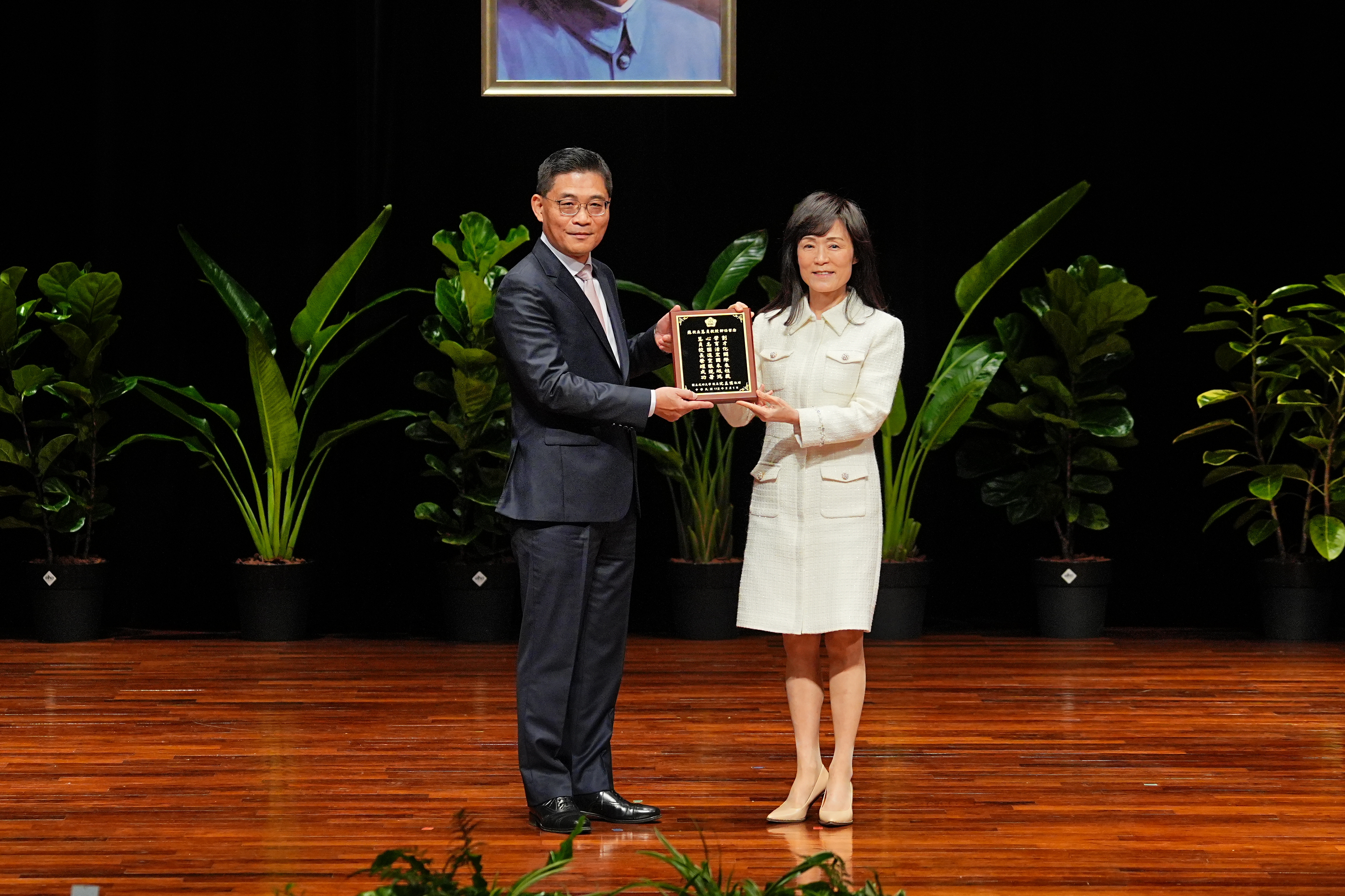 新任校長沈孟儒(左)頒贈紀念獎牌予蘇慧貞校長(右),上題「慧貞校長 榮耀成功」