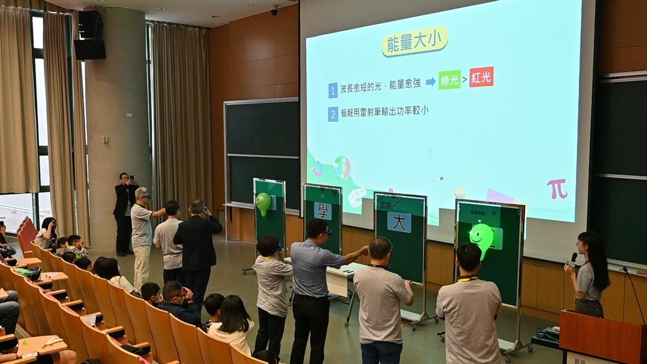 圖二、成大師長利用高功率的綠光雷射將氣球射破拉開「理學大道科學博覽會」的序幕。
