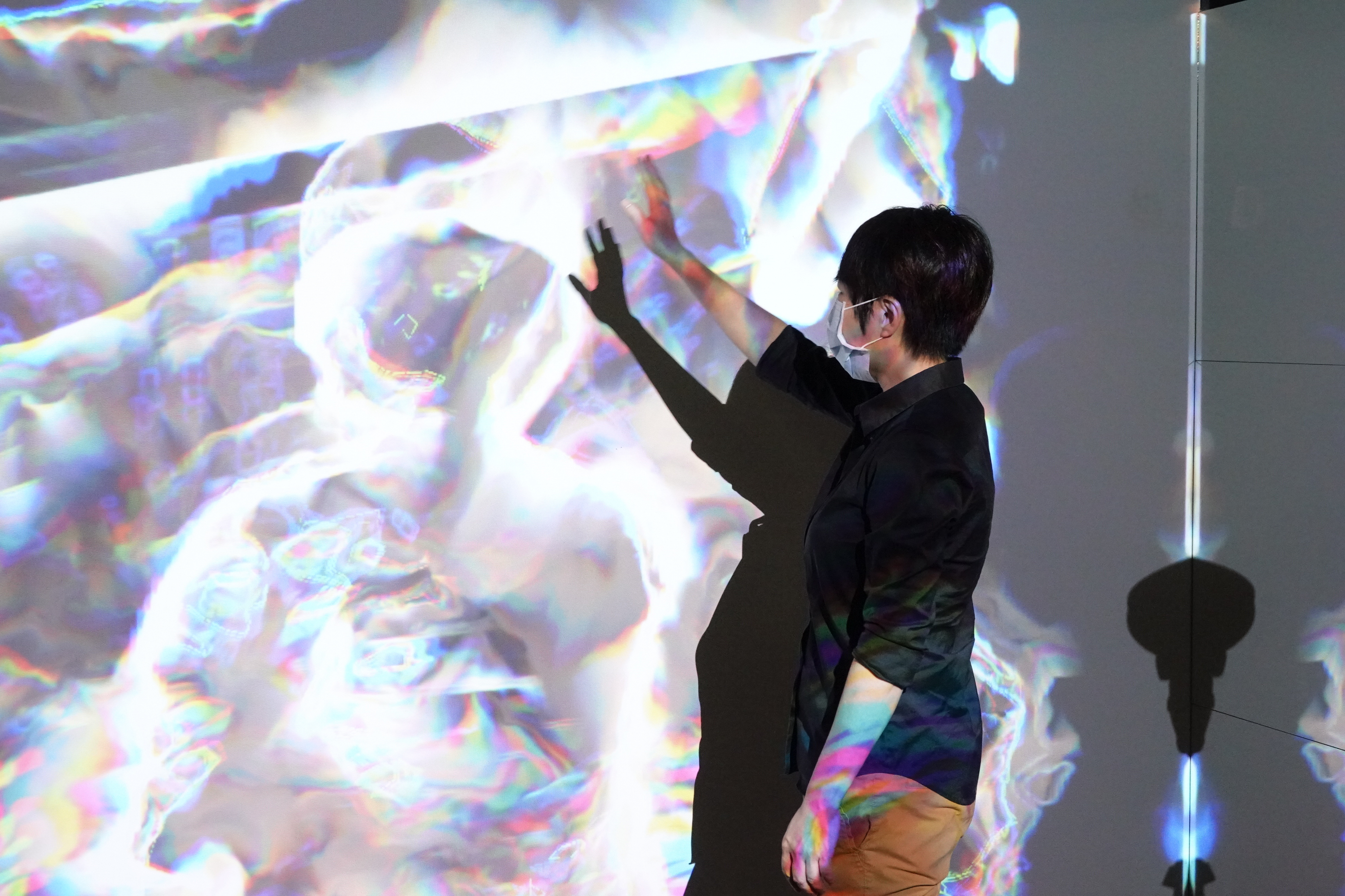 「RE.」作品透過沉浸式體驗,讓觀者透過肢體與距離的變化,感受時間與空間的流動