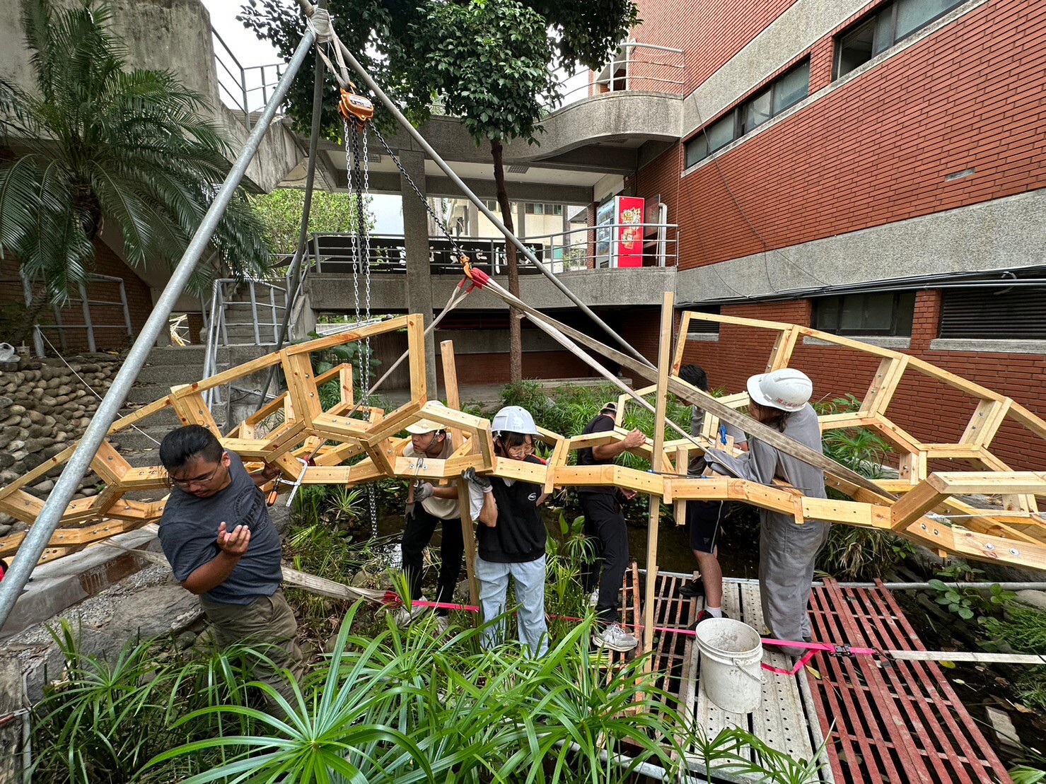 「落葉之脈」設計團隊同時也是建造團隊，全作品都是由成大建築系師生完成