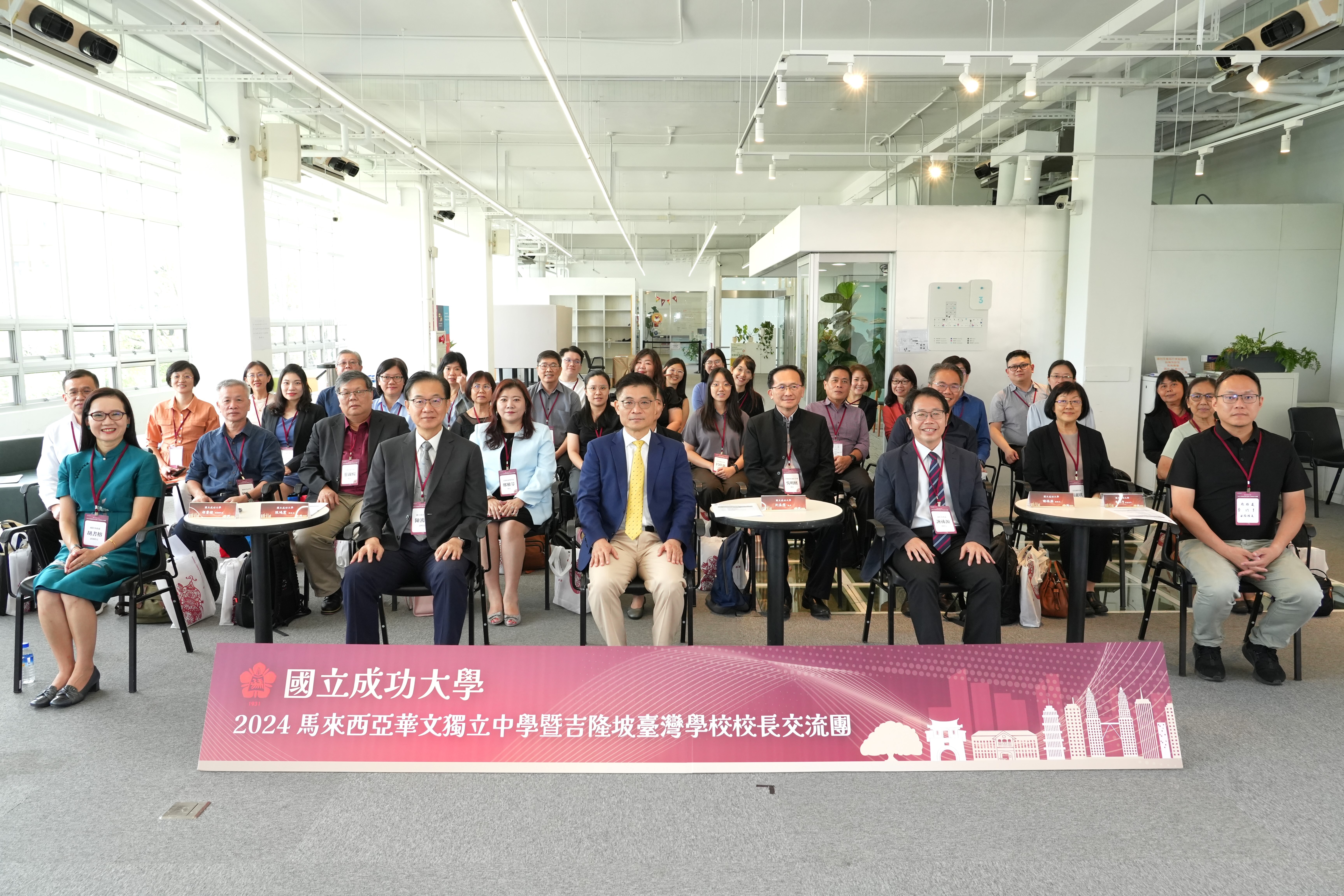 簽約儀式後本校代表(前排左起) 國立成功大學 胡書榕副國際長、陳鴻震副校長、沈孟儒校長、謝孫源國際長、李約亨副教務長 及馬來西亞華文獨立中學暨吉隆坡台灣學校校長交流團合影