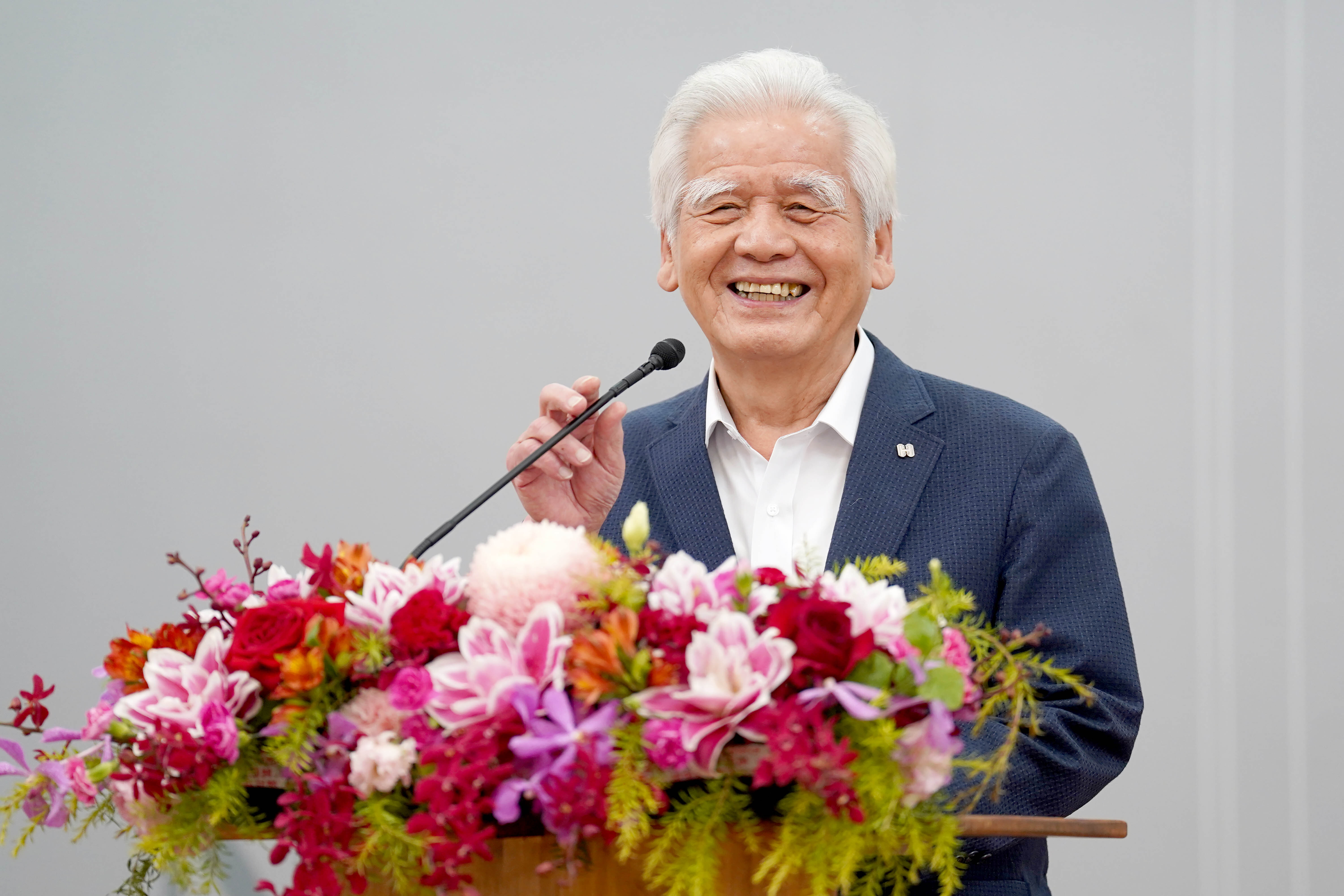 長虹建設李文造董事長認為辦好一間好學校、招到好學生,一定要有好的老師,特別捐贈成立「長虹講座教授」