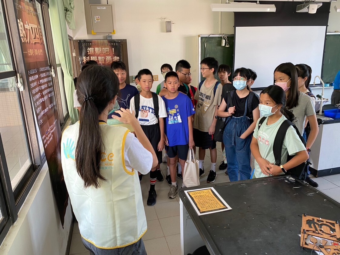 (第二天) 成大物理系許瑞榮教授為金城國中同學所規劃的「熱力四射與科學密室體驗活動」。