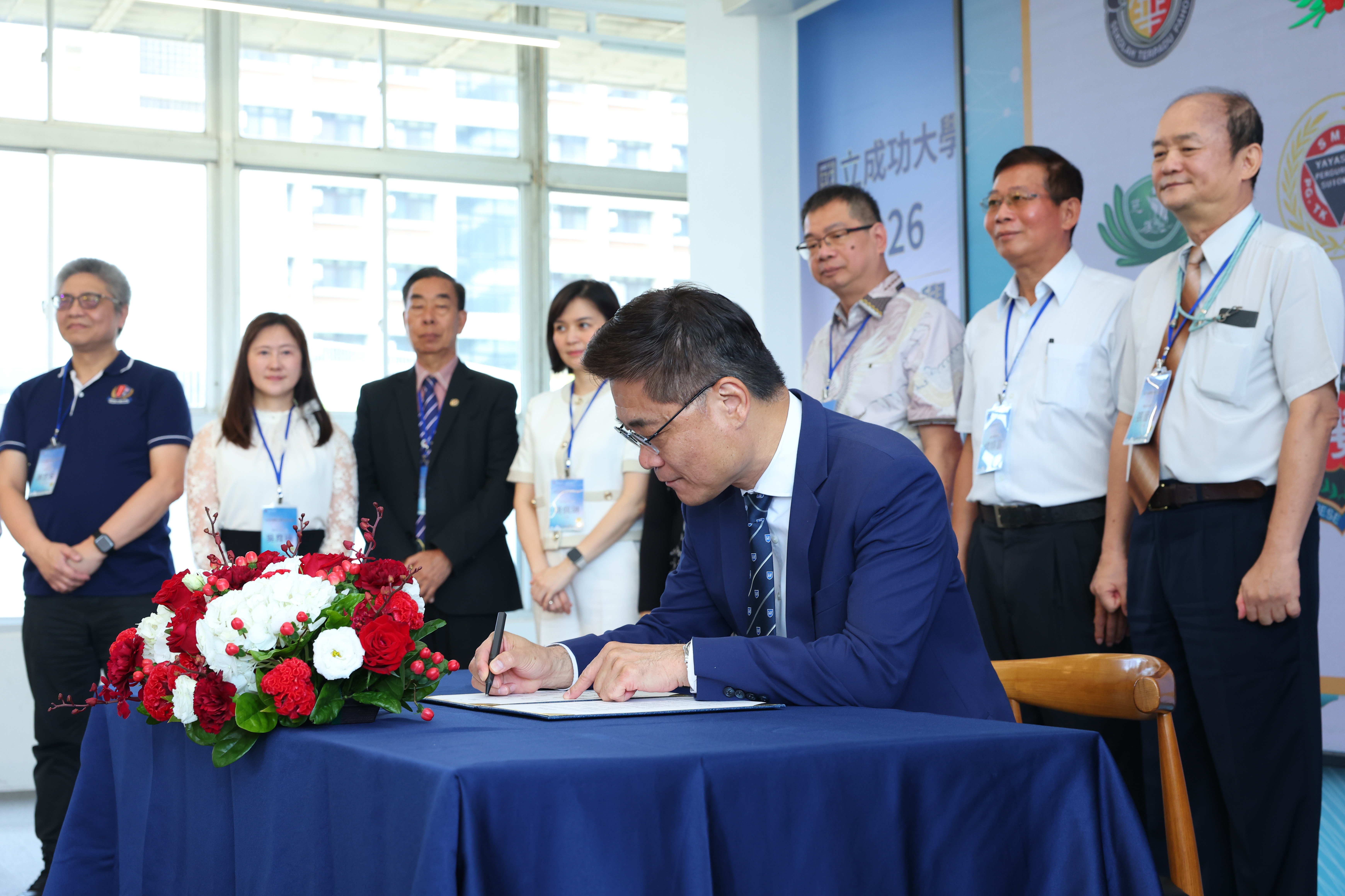 President Shen signs the Outstanding Student Referral Agreement