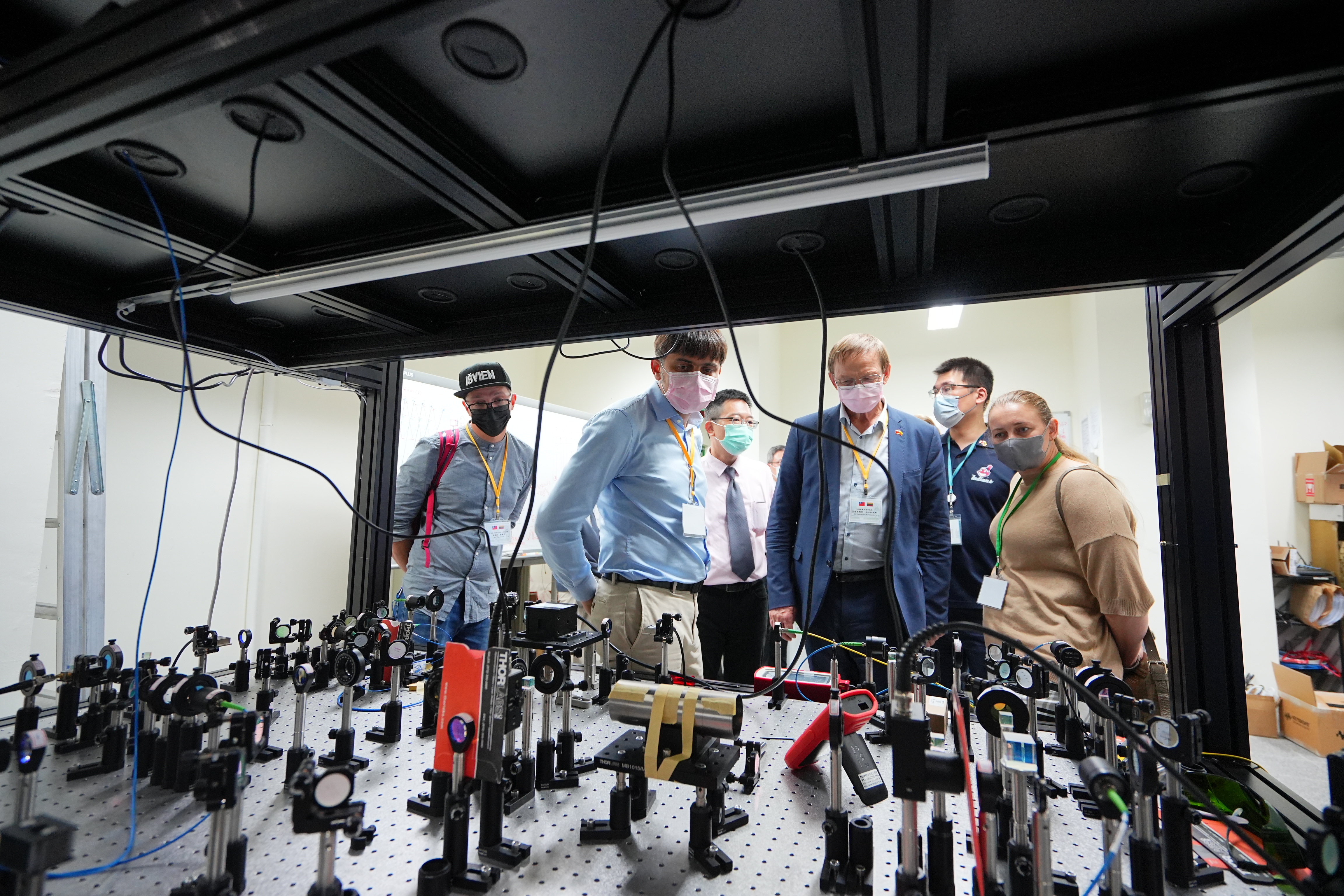 Lithuanian delegation visits the laboratories of the Department of Physics to gain a deeper understanding of the optoelectronics equipment.
