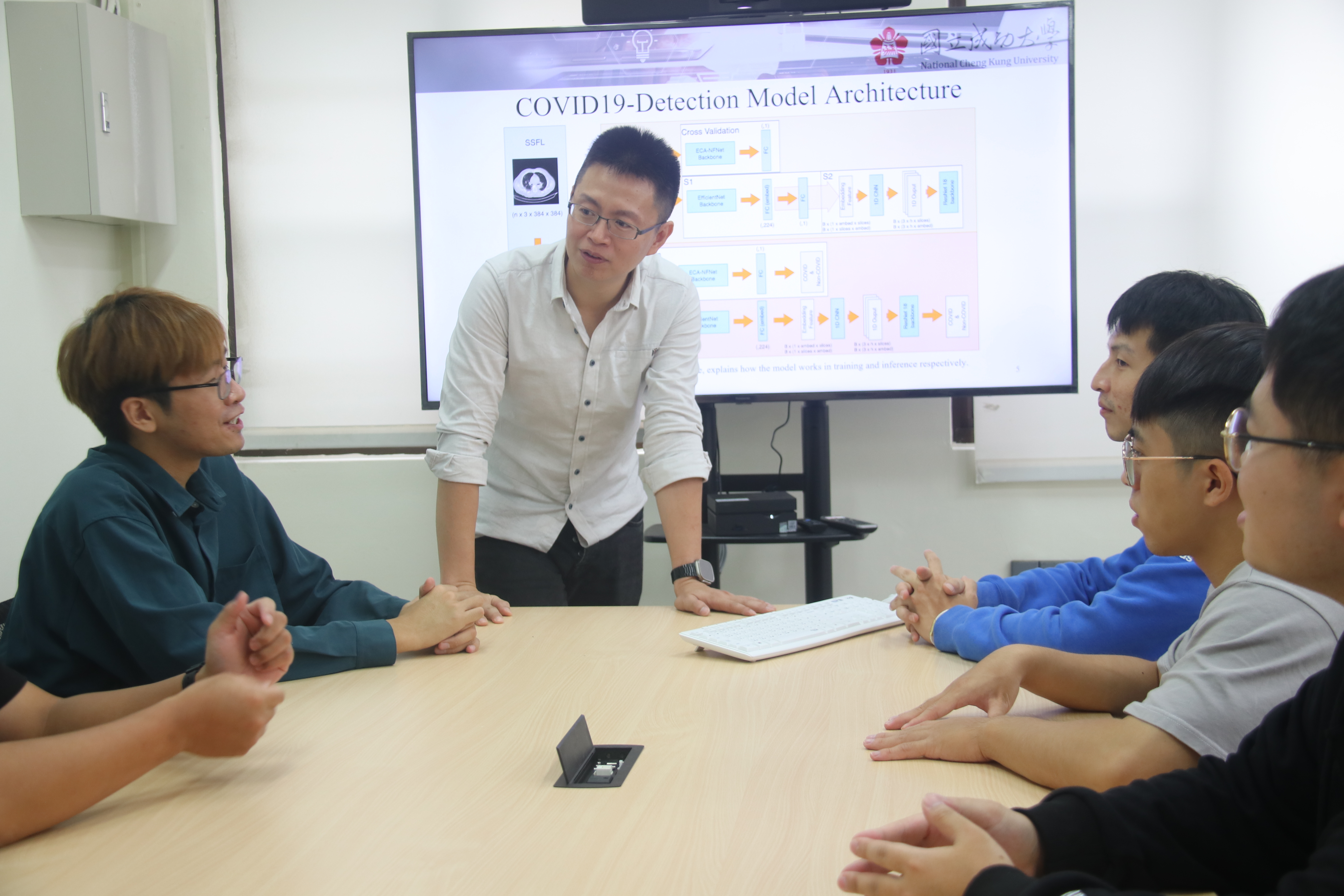 國立成功大學數據所許志仲助理教授(中),成立ACVlab3年來帶領團隊參與相關國際競賽
