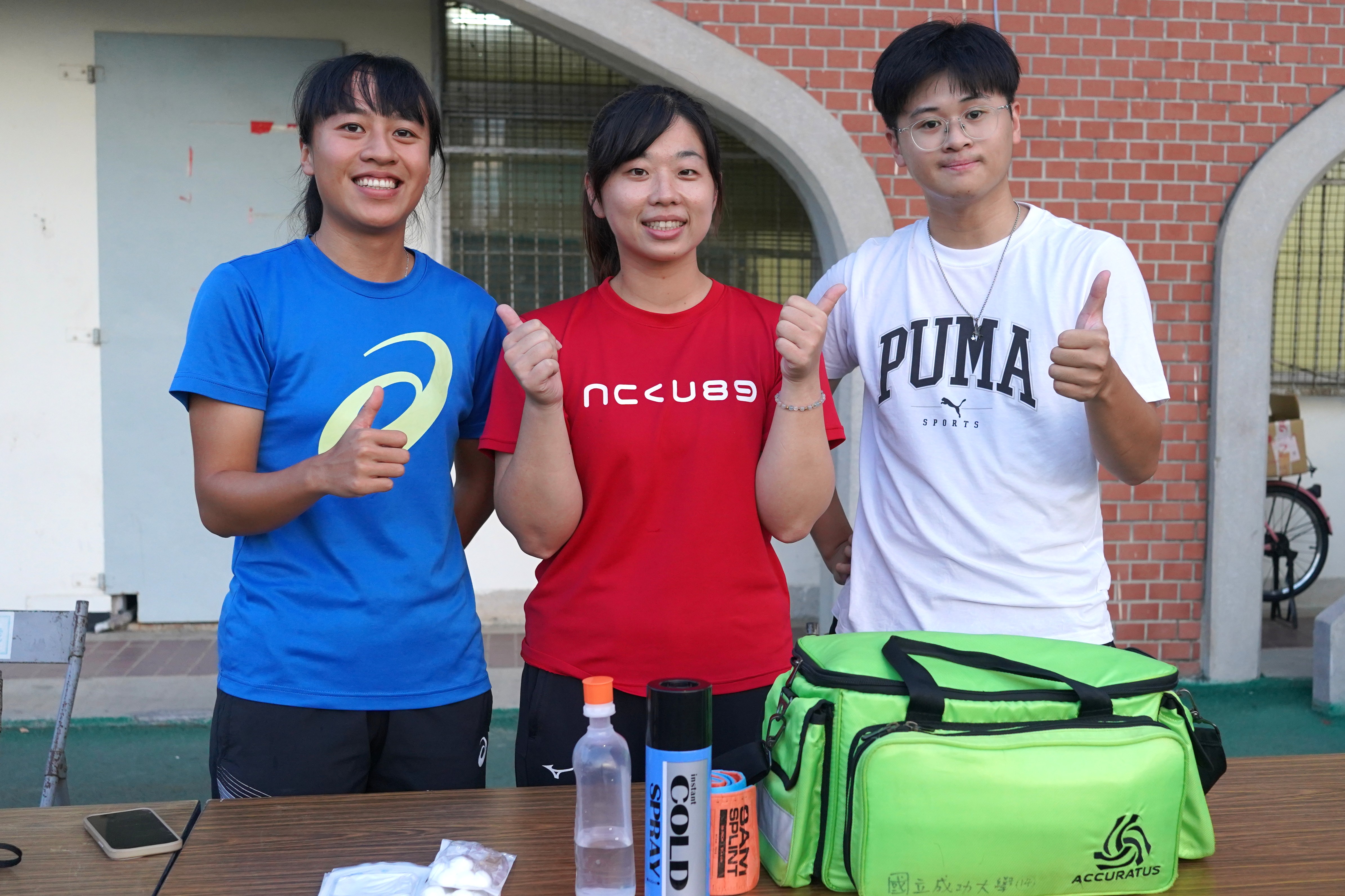 防護員除了賽前可協助給予預防性貼紮,最在比賽現場傷害發生時即時評估及初步處理,確保參賽者能在安全的狀況下參與。