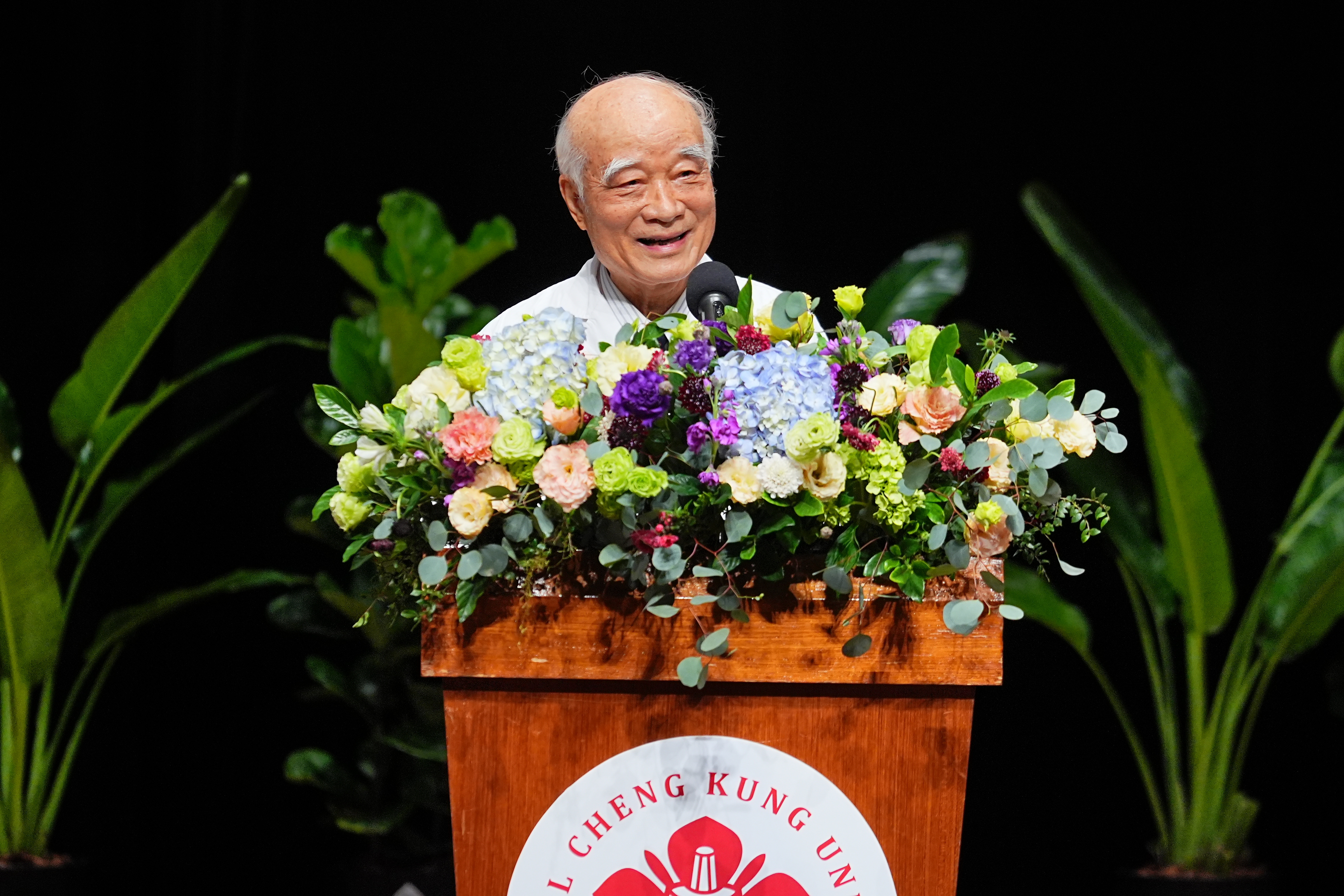 韓良誠院長代表貴賓致詞對沈校長引領成大躍昇頂尖極具信心