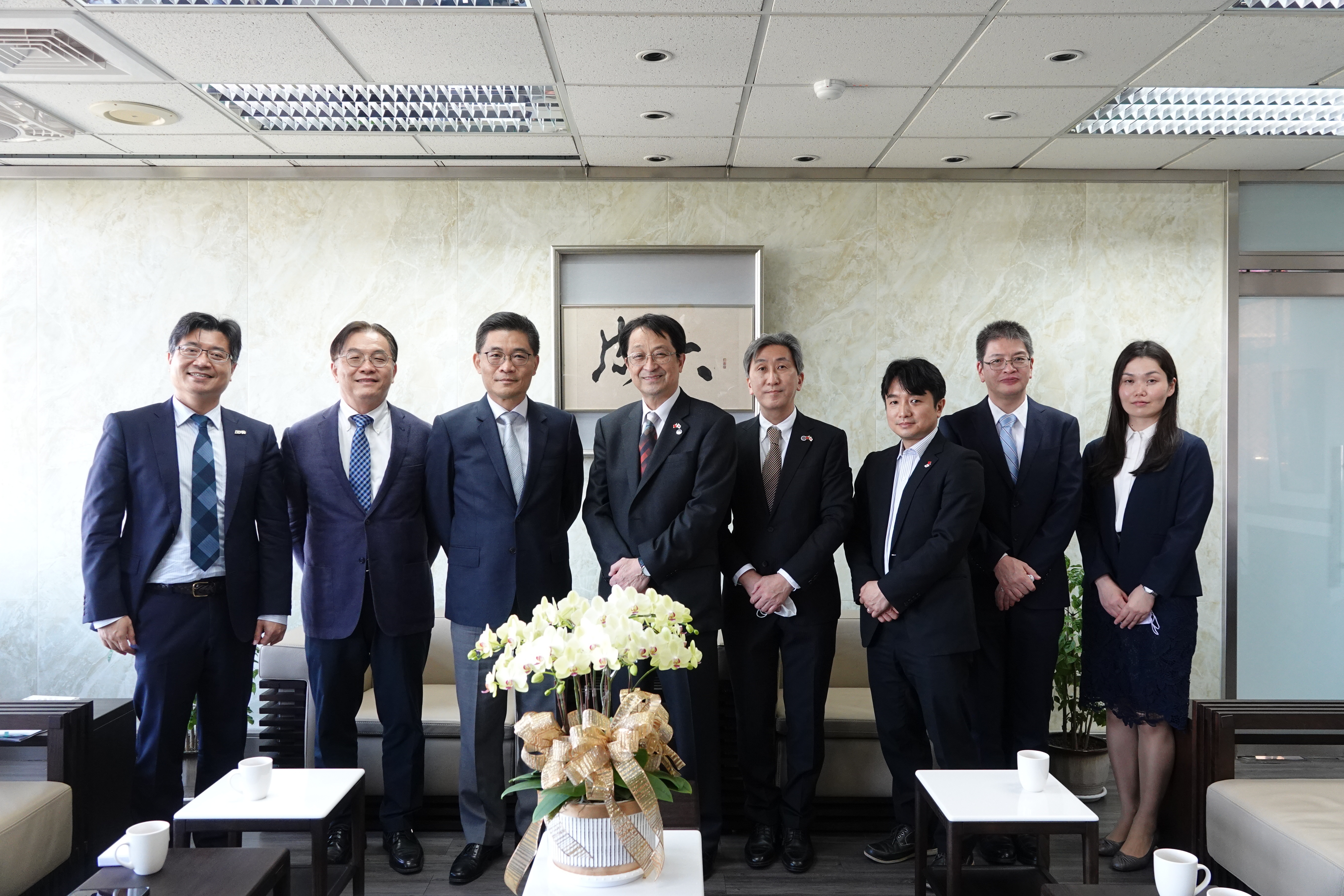 NCKU President Meng-Ru Shen (the left third) received the UT delegation.