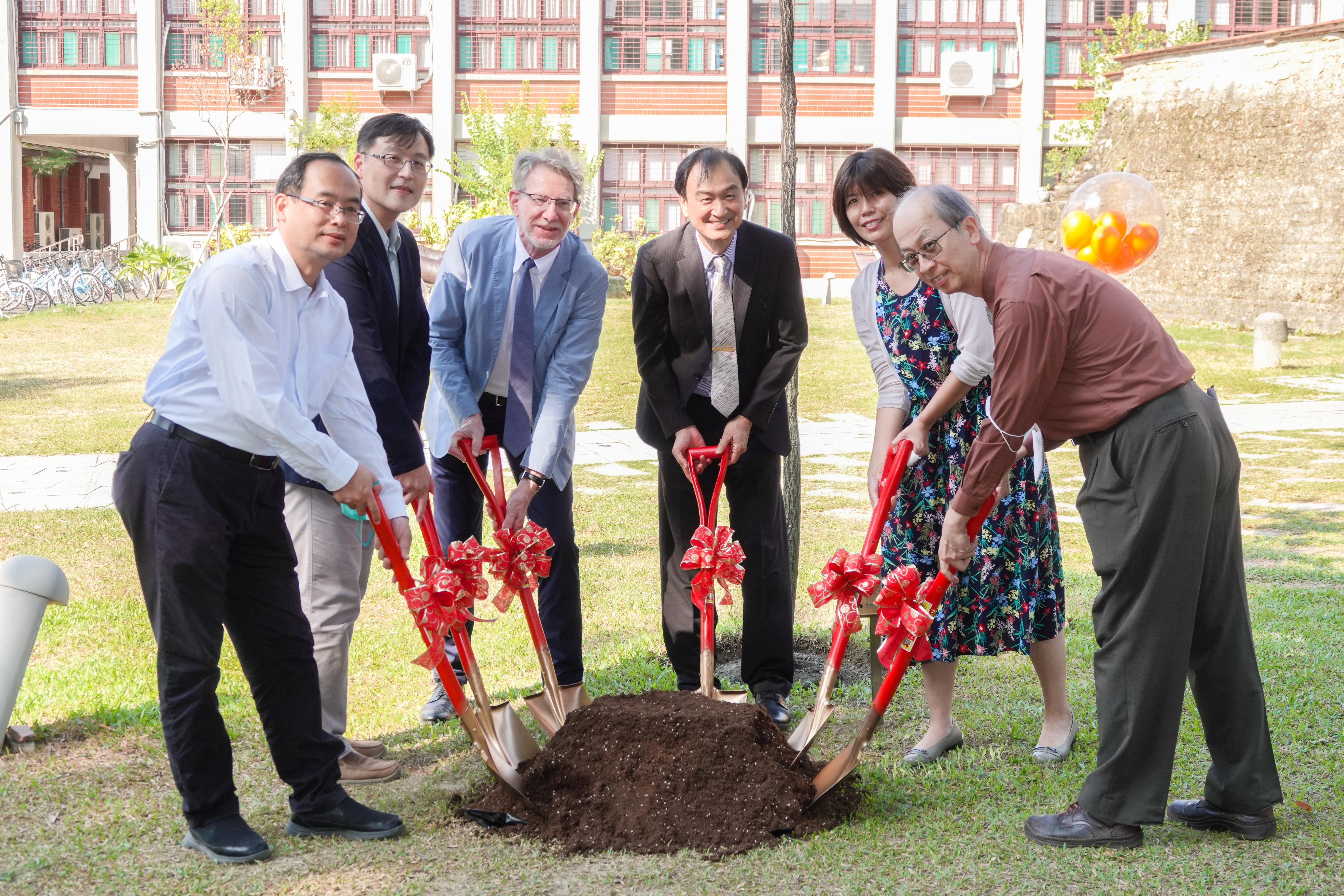 NCKU and FSE celebrated the long and steady partnership with the tree-planting ceremony.