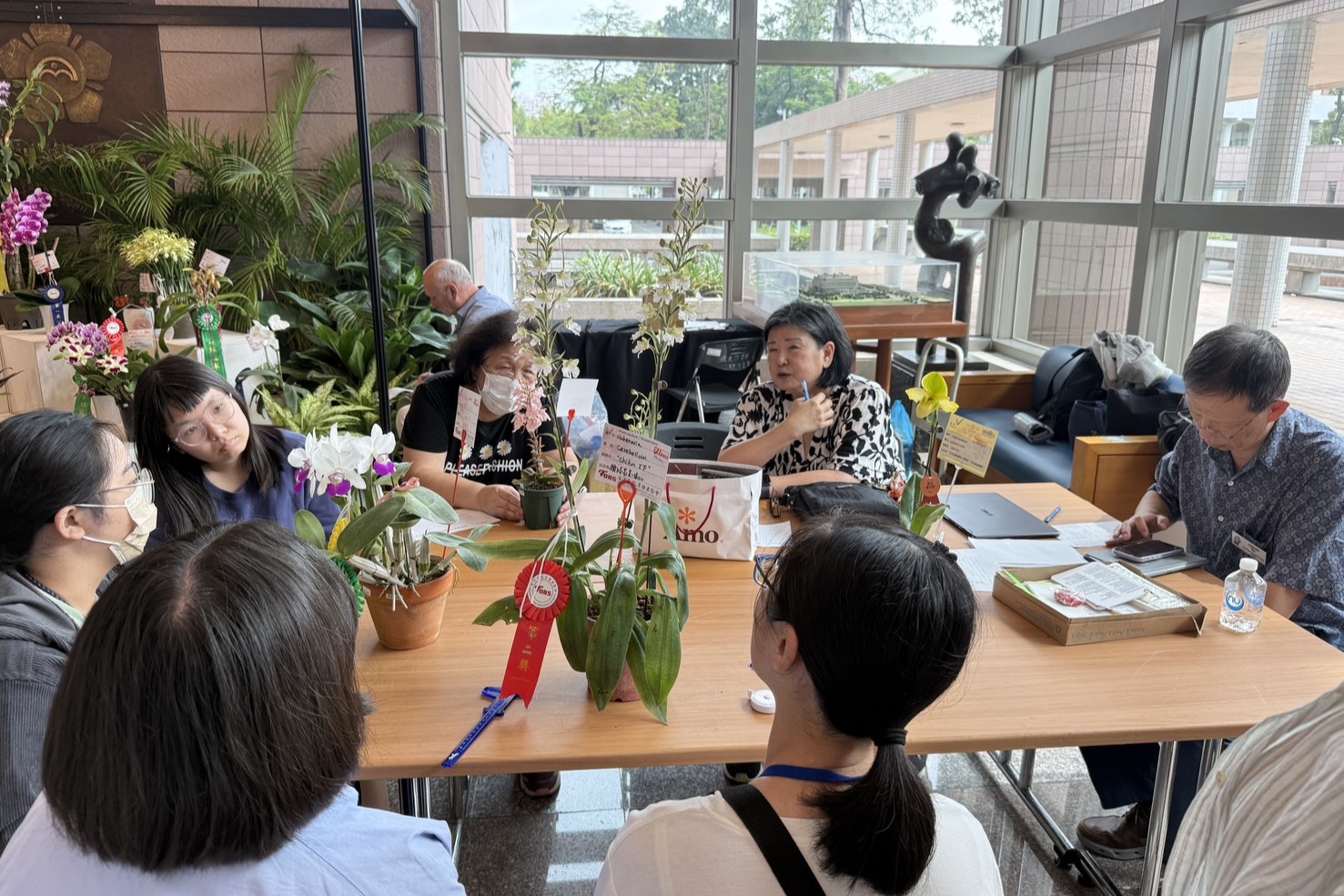 成大蘭花研發中心也是美國蘭藝協會（AOS）的會員，成大校慶蘭展在美國蘭藝協會成員裡有極好的名聲，給予極高的評價。圖為今年工作坊期間，美國蘭藝協會（AOS）評審在指導成大學生