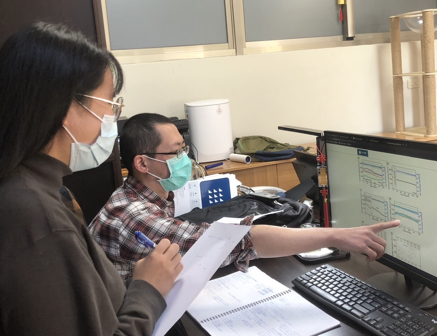 成大材料系助理教授鍾昇恆與(左）與論文第一作者王俞鈞同學（右）研究團隊，發現在鋰硫電池中加入水泥可以提高電池性能S__19488777