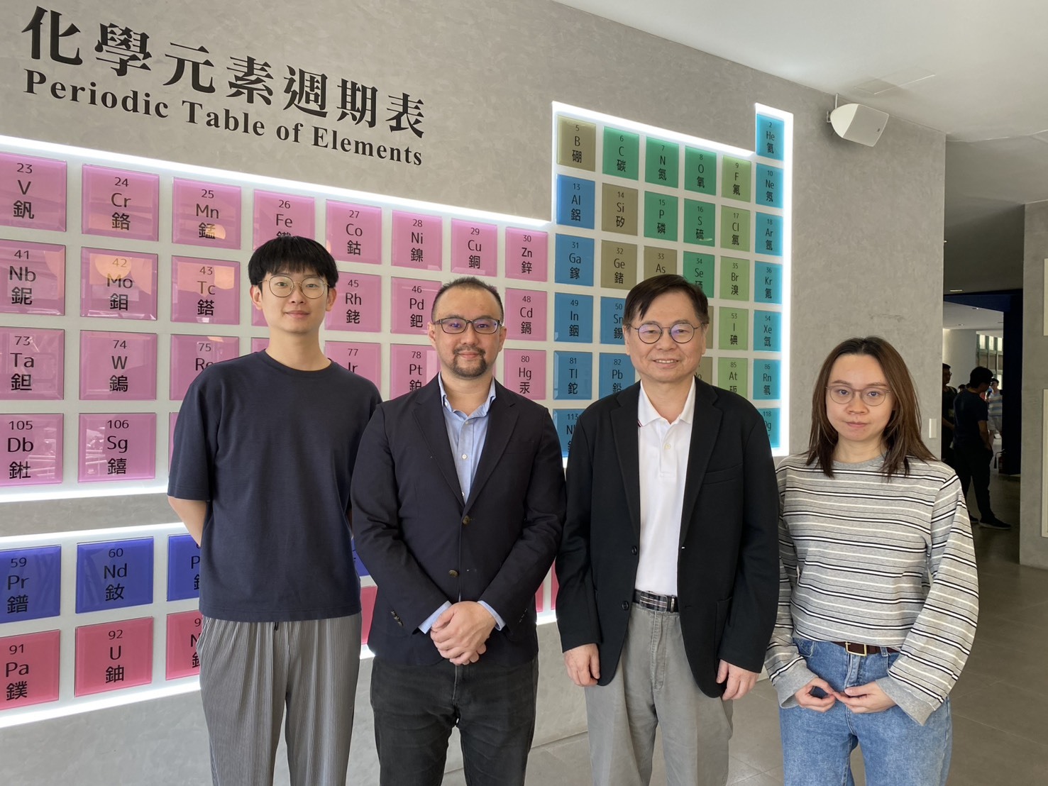 圖一:成大化學系講座教授葉晨聖帶領的團隊,開發出一種金奈米包覆脂質體技術,利用表面增強拉曼散射原理,可以準確偵測早期癌症的方法,團隊左起助理張銘哲、成大化工系助理教授田弘康、葉晨聖及助理張凱琳