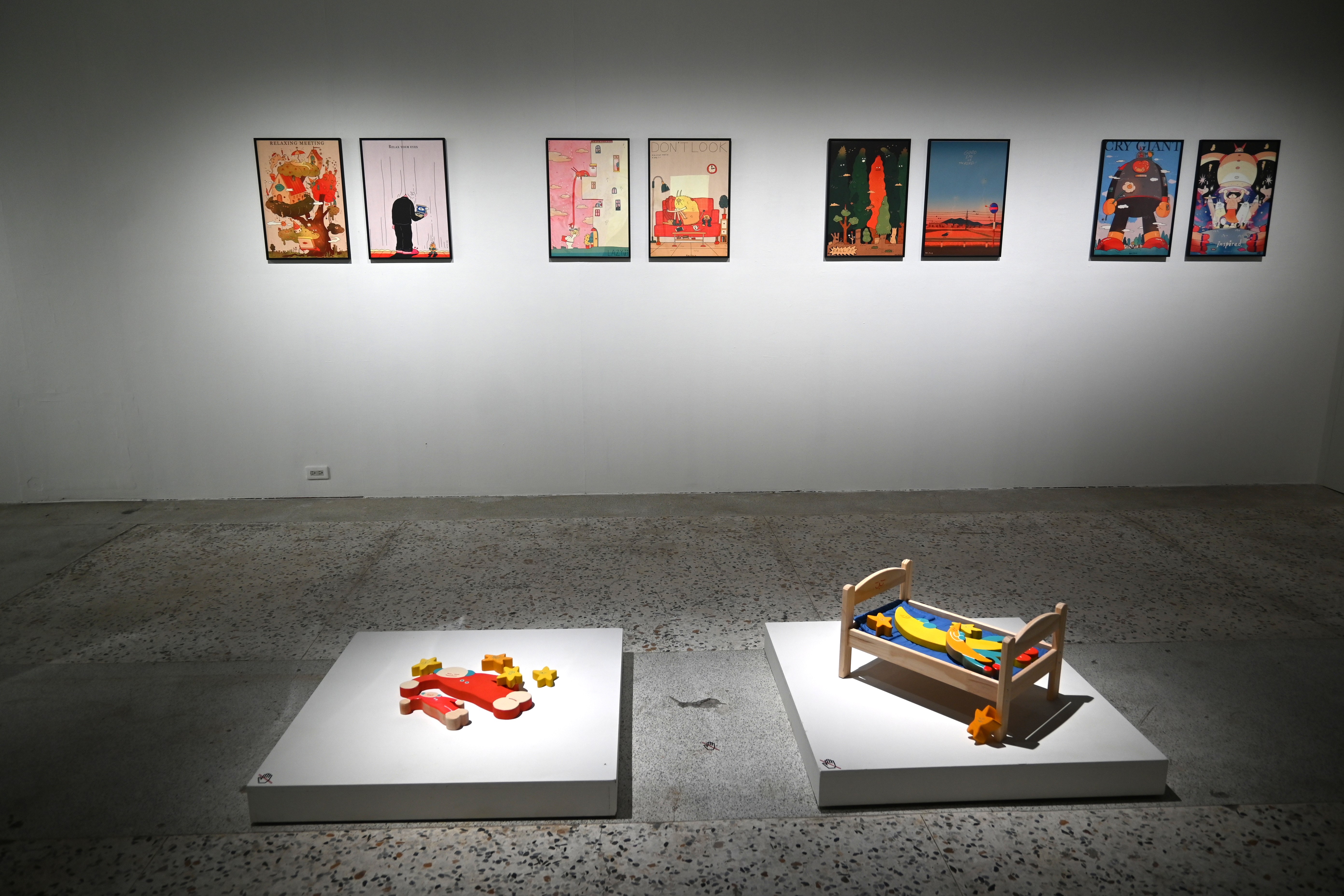 成大藝坊即日起到5月10日，邀請藝術家桑拿大可、陳橋、蓉生展出獨具個人風格的插畫與雕塑作品