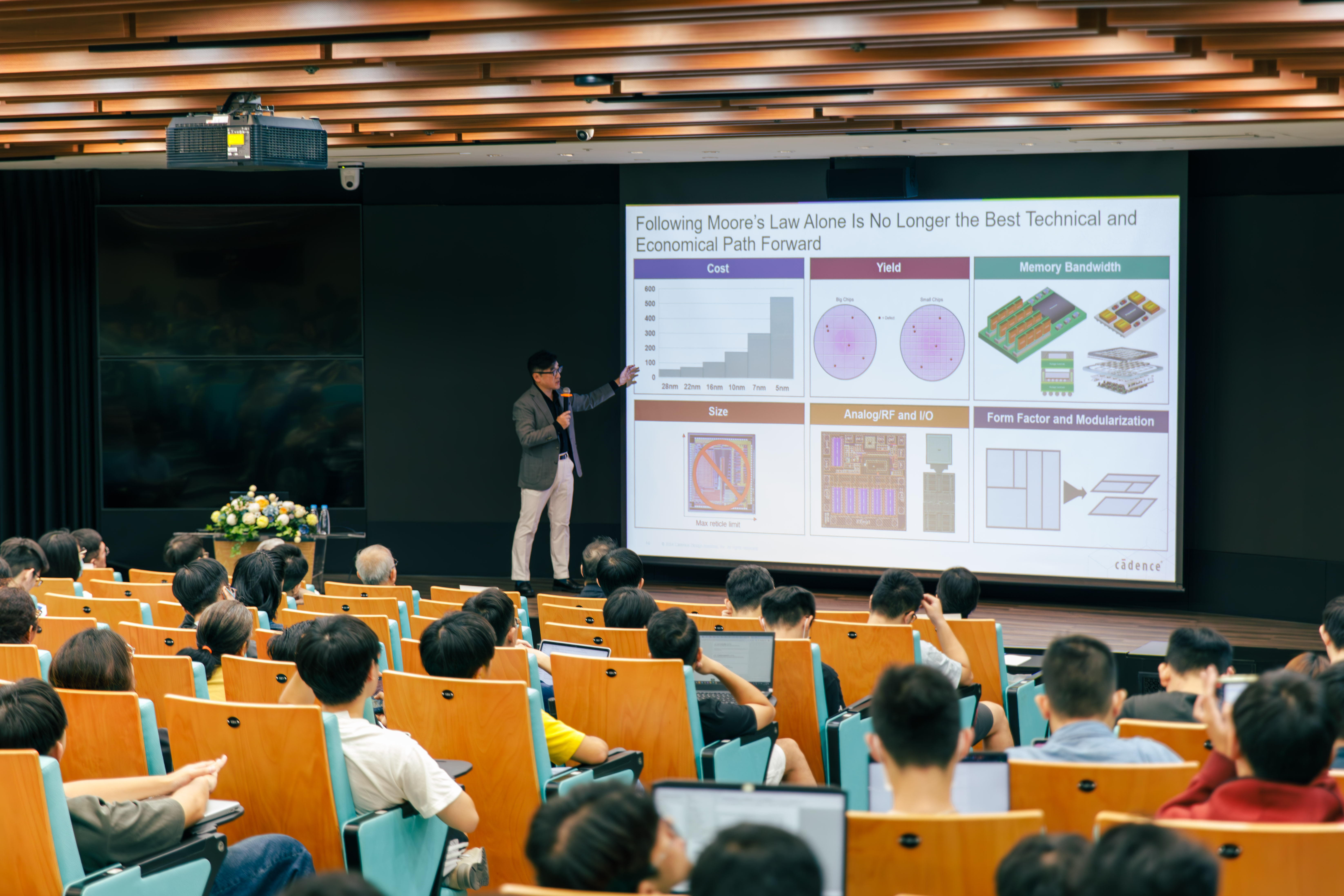 宋栢安總經理表示,工程師不用擔心自己會被 AI 取代,未來學會如何聰明地使用 AI 是重要關鍵,因此「問對問題最重要」