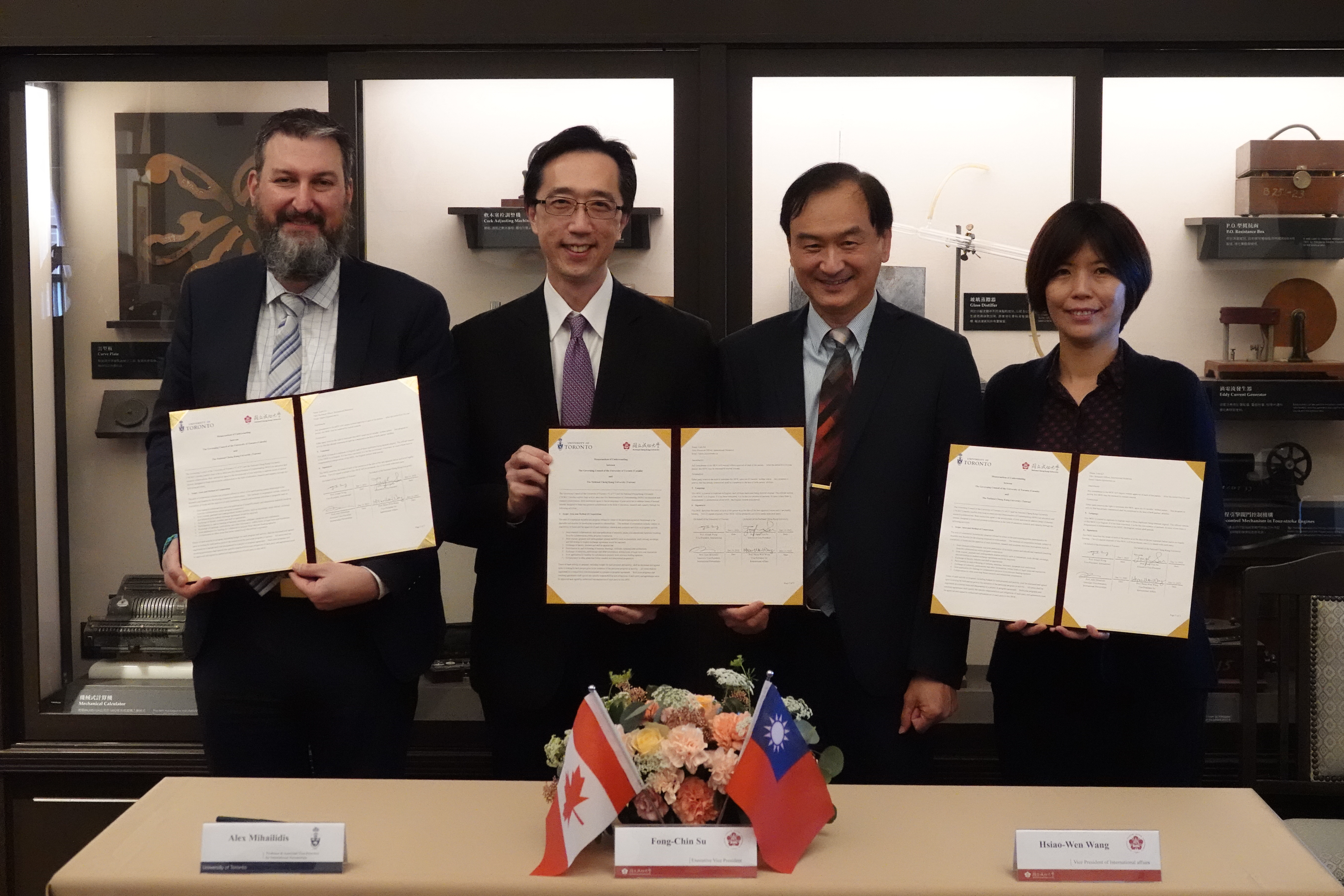 多倫多大學助理副校長亞歷克斯.米海利迪斯(左起)、外交部北美司司長徐佑典、成大副校長蘇芳慶以及成大國際長王筱雯持合作備忘錄合影