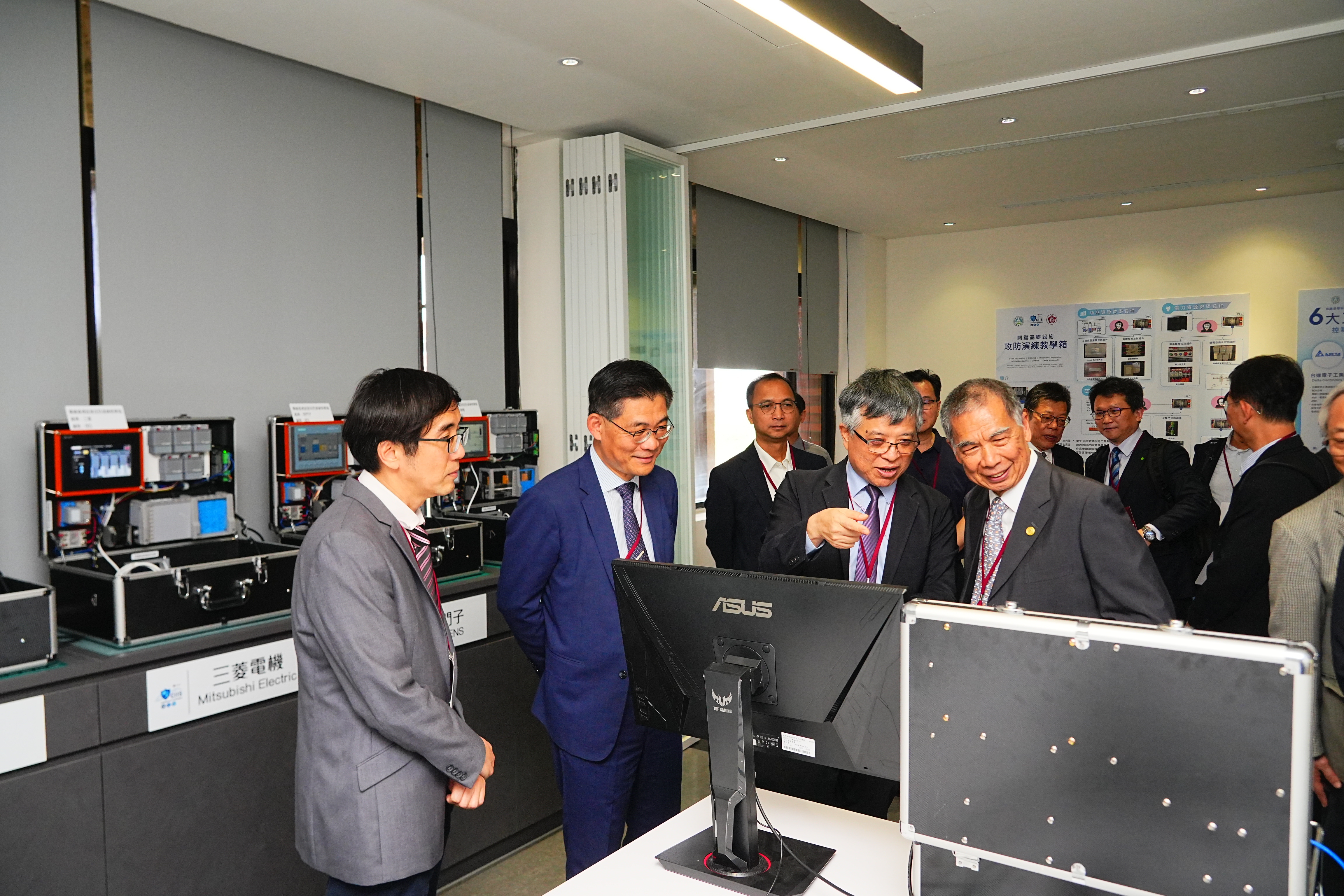 成大資安基地場域兼具教學及實證功能，不僅建置涵蓋油、水、電五大系統的資安攻防模擬設備，亦提供全國大專院校在學學生（大學生與碩、博生）及相關產業從業人員資安培訓課程