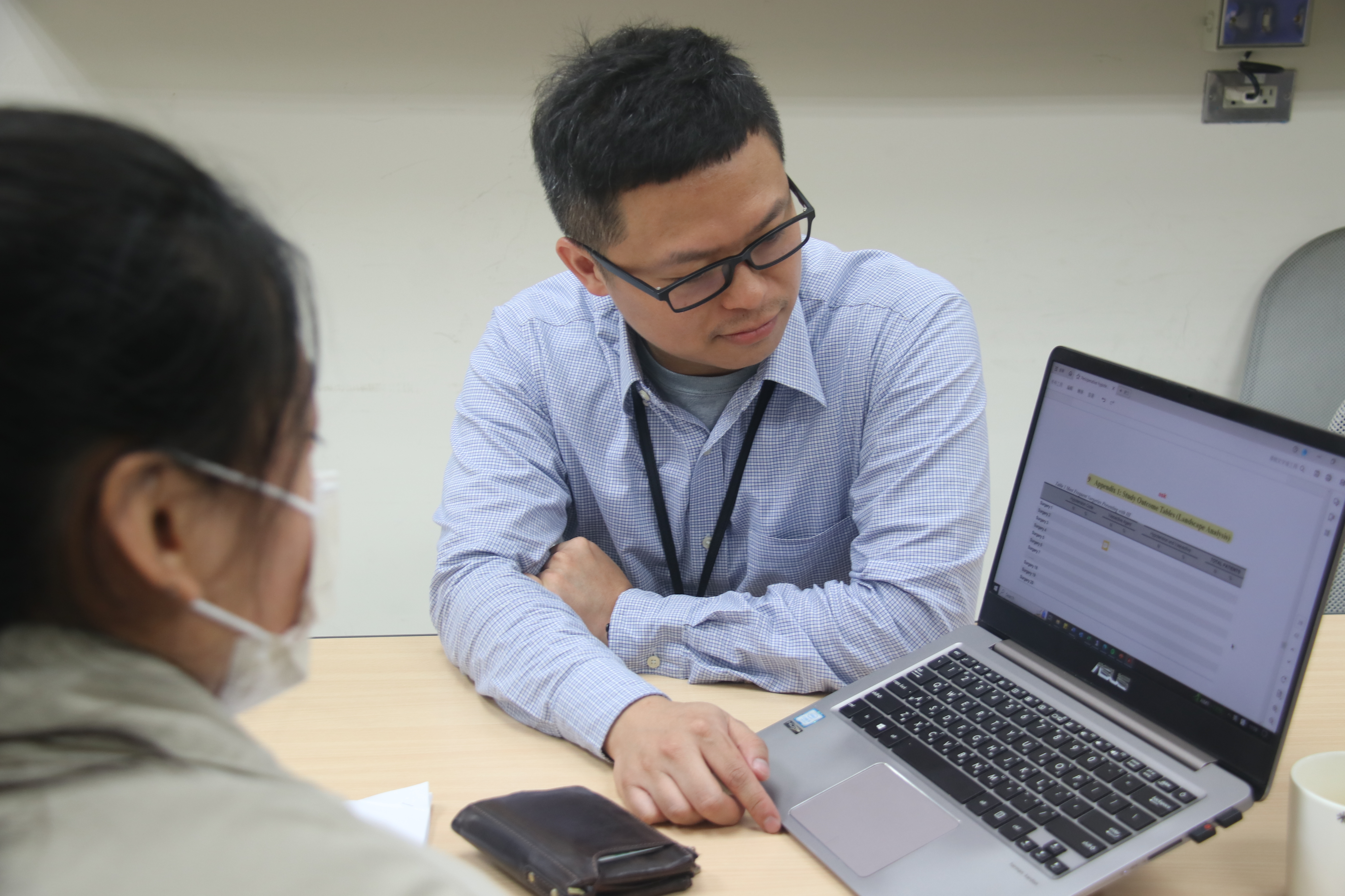 國立成功大學藥學系教授賴嘉鎮透過大數據分析，發現平常單一使用具有抗膽鹼作用的藥物雖然安全，但累積過量的抗膽鹼作用，易導致心血管疾病發生