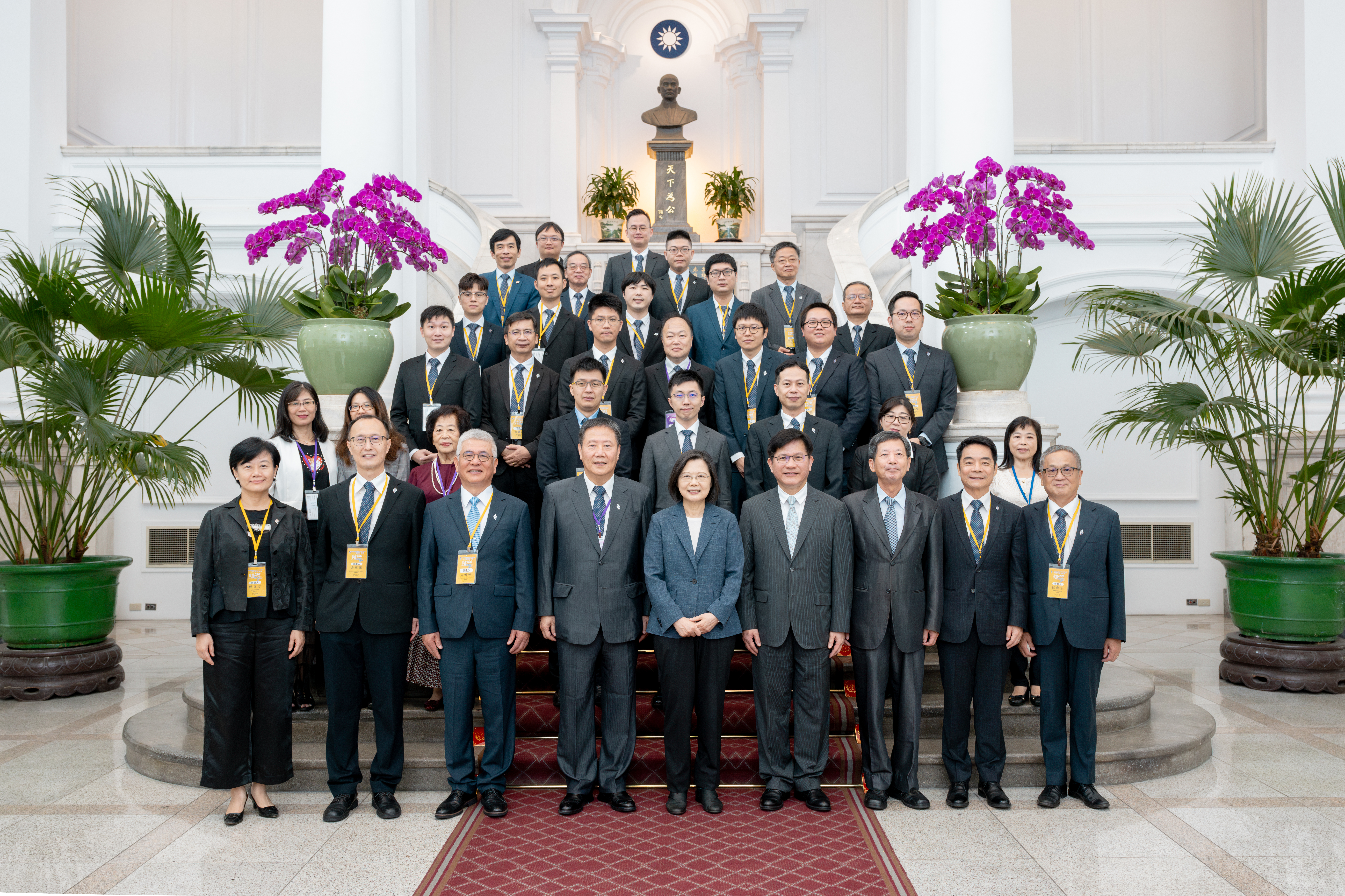 國立成功大學材料科學及工程學系李旺龍教授(第五排最右),榮獲中國工程師學會112年