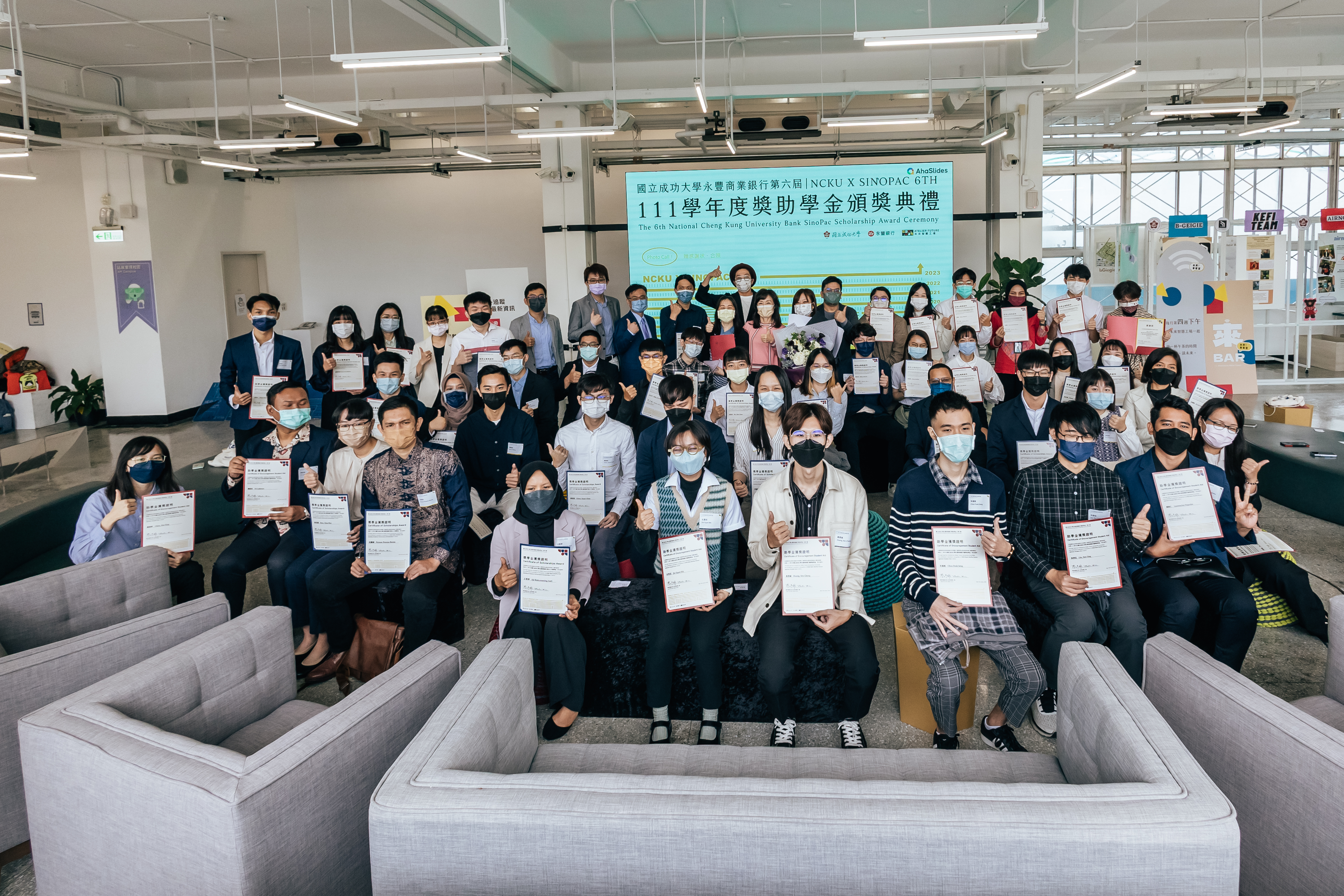 成大永豐獎學金得主來自世界各地，111 學年度徵選增加 ESG、綠色金融、FinTech、SDGs 等加分選項，藉此鼓勵學生參與永續行動
