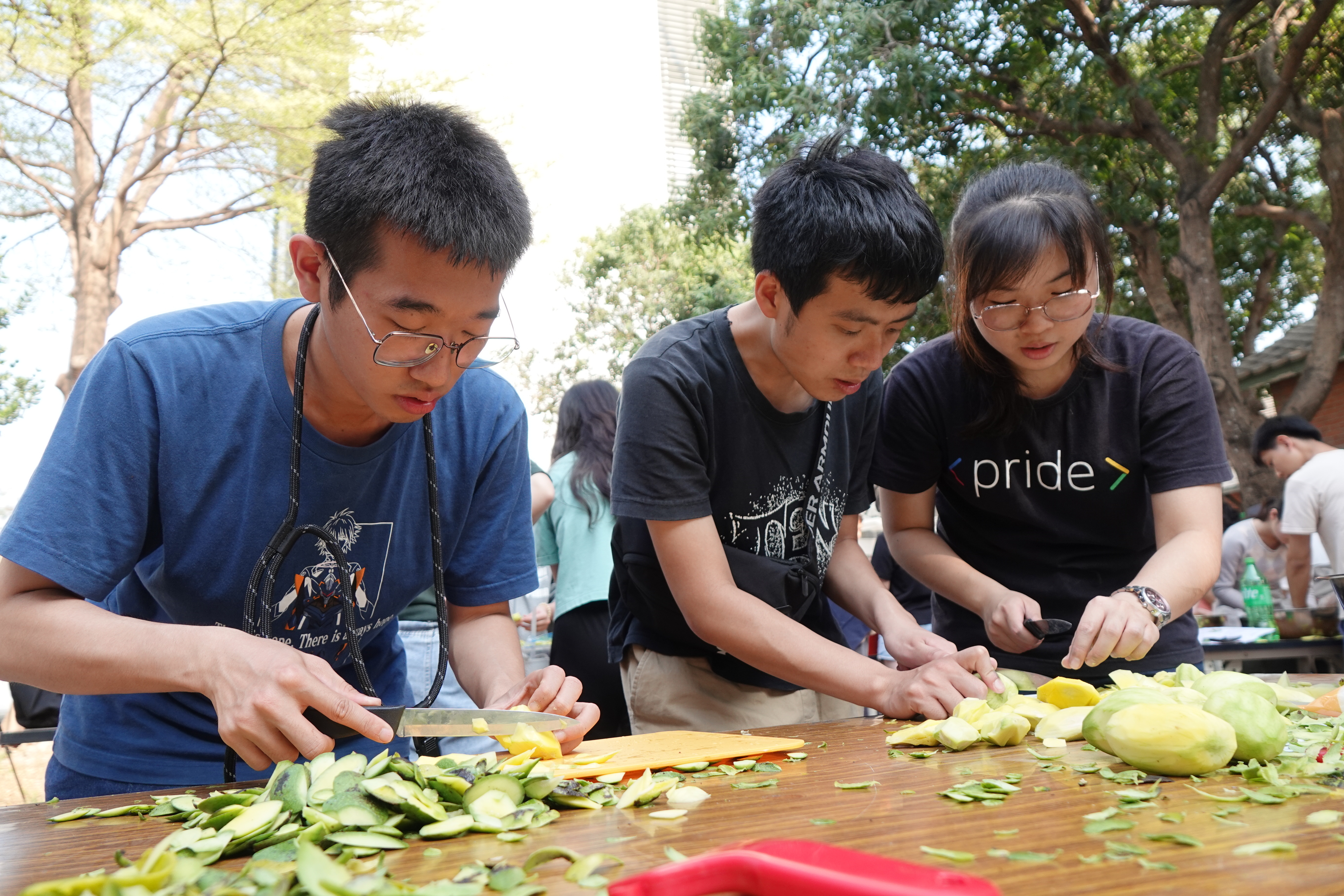 大家都沈浸在清新的芒果香氣中，製作過程歡聲笑語不斷