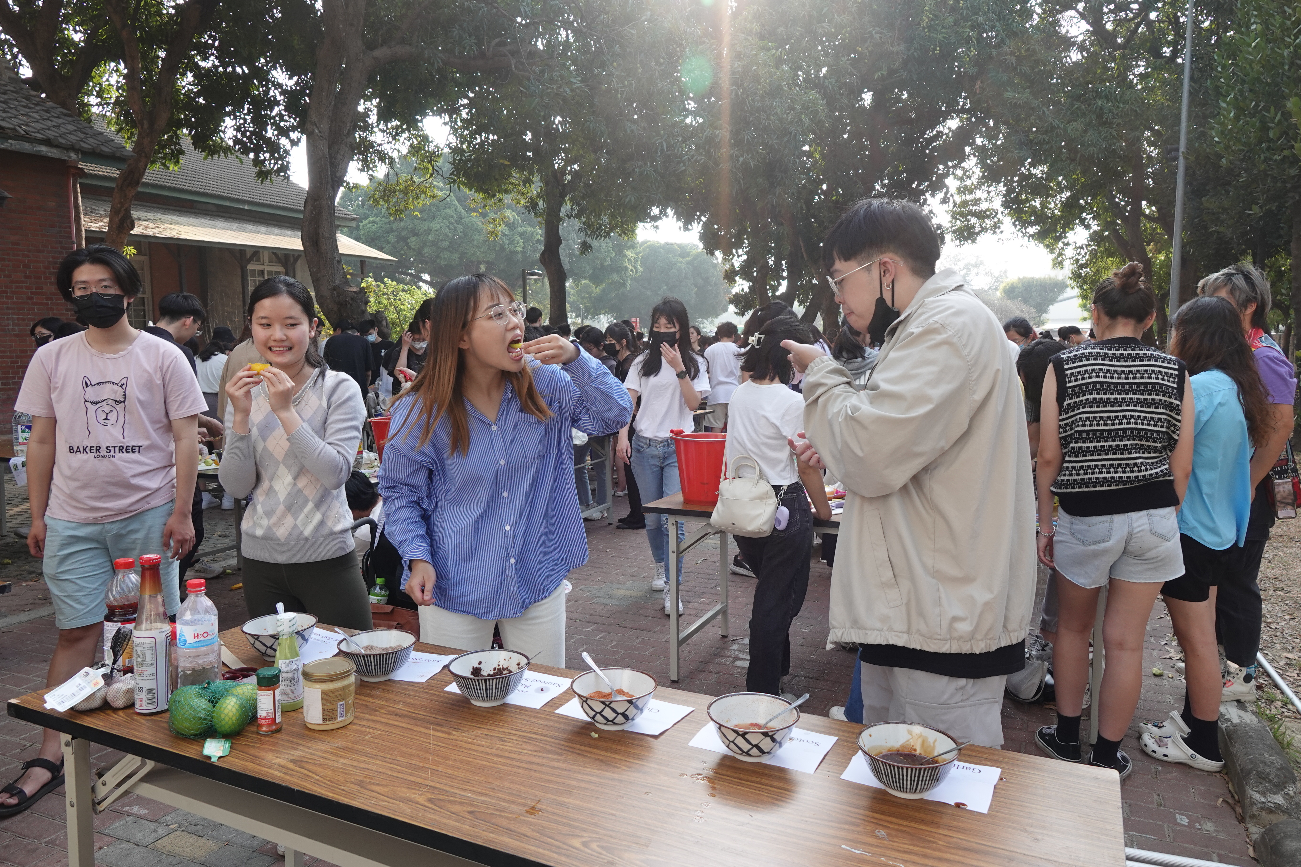 芒果節活動也提供了各式醬汁搭配品嚐