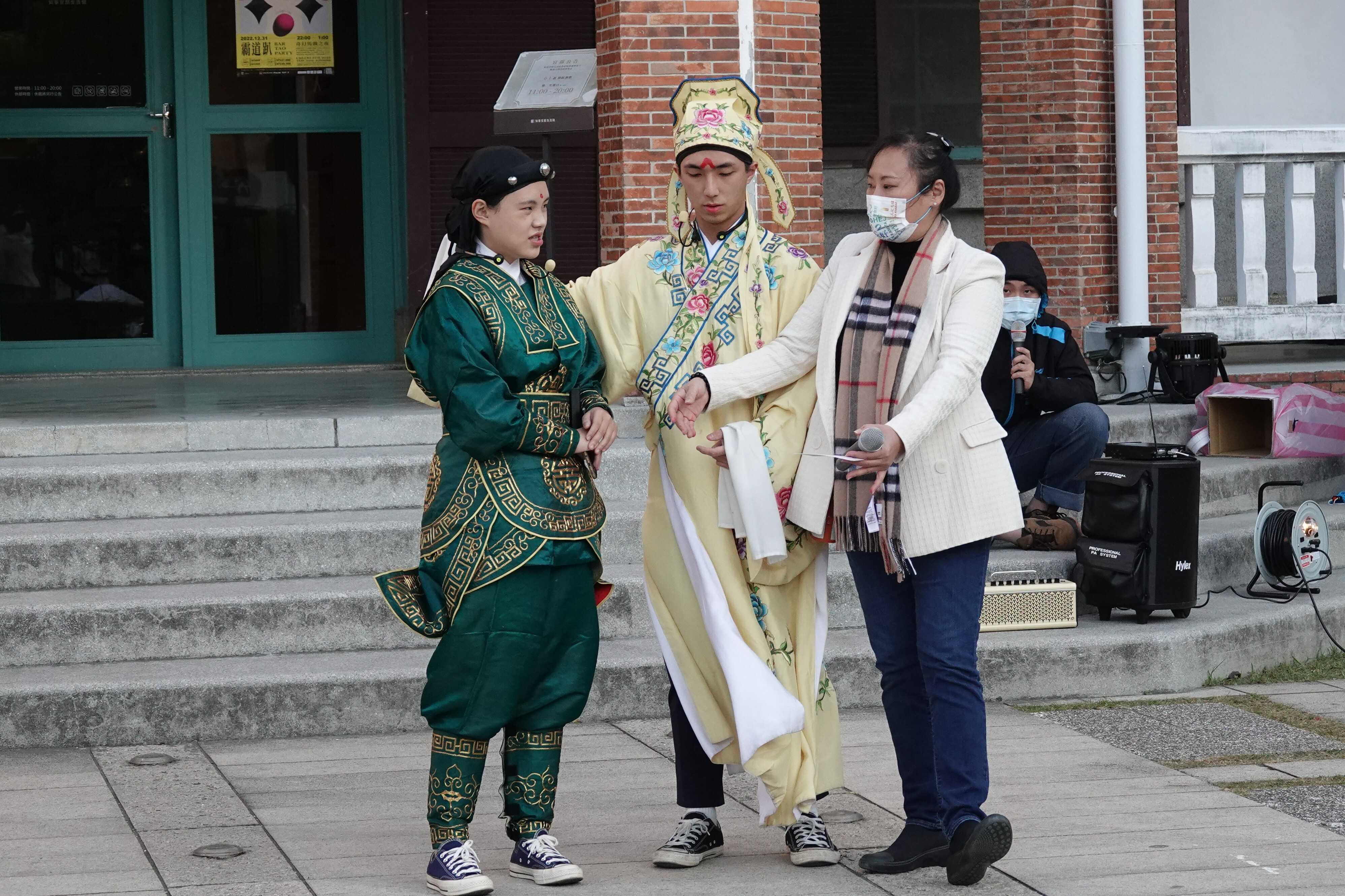 從關係出發找尋在地生命鑽石 成大跨領域表藝課程今成果發表 為激發學生想像,成大藝研所馬薇茜老師(右)在課程中加入跨領域師資與業界資源,帶領學生打造一場屬於自己的演出