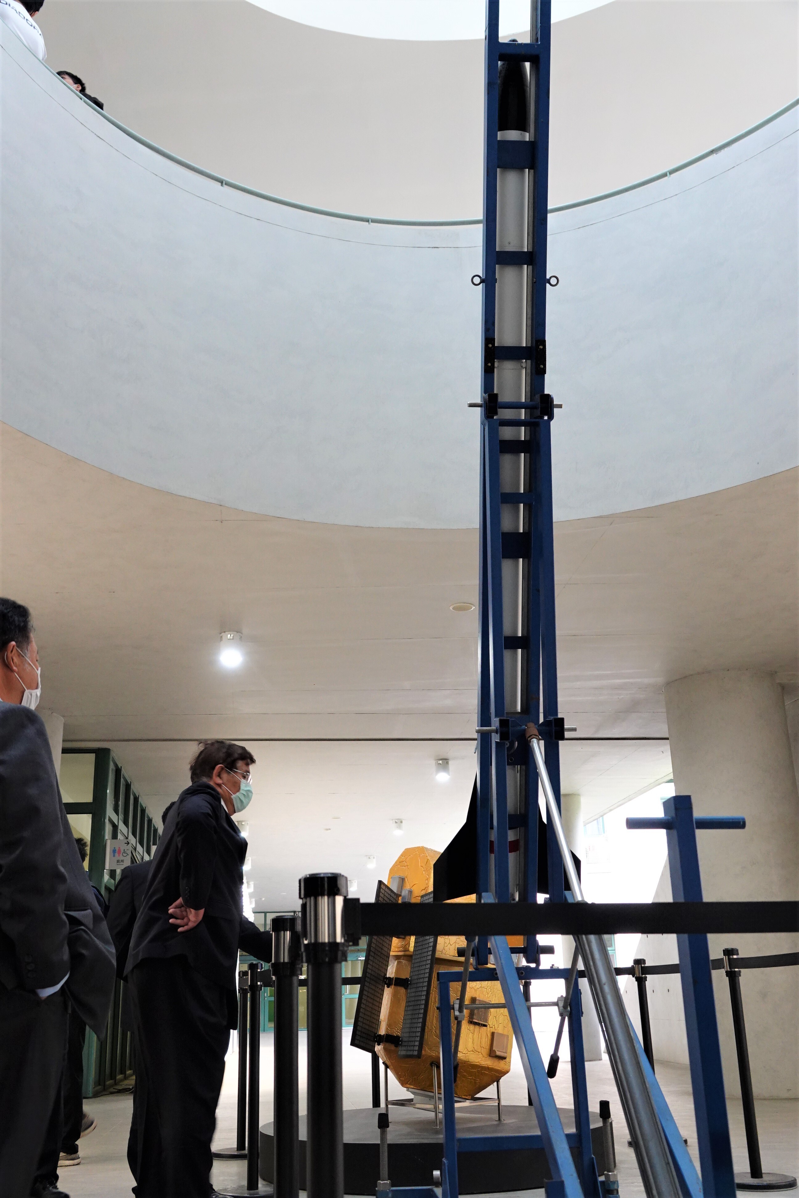 漢翔公司馬萬鈞總經理一行先前往成大成功校區理學教學大樓 1 樓參觀「90 躍太空」特展 漢翔公司馬萬鈞總經理一行先前往成大成功校區理學教學大樓 1 樓參觀「90 躍太空」特展