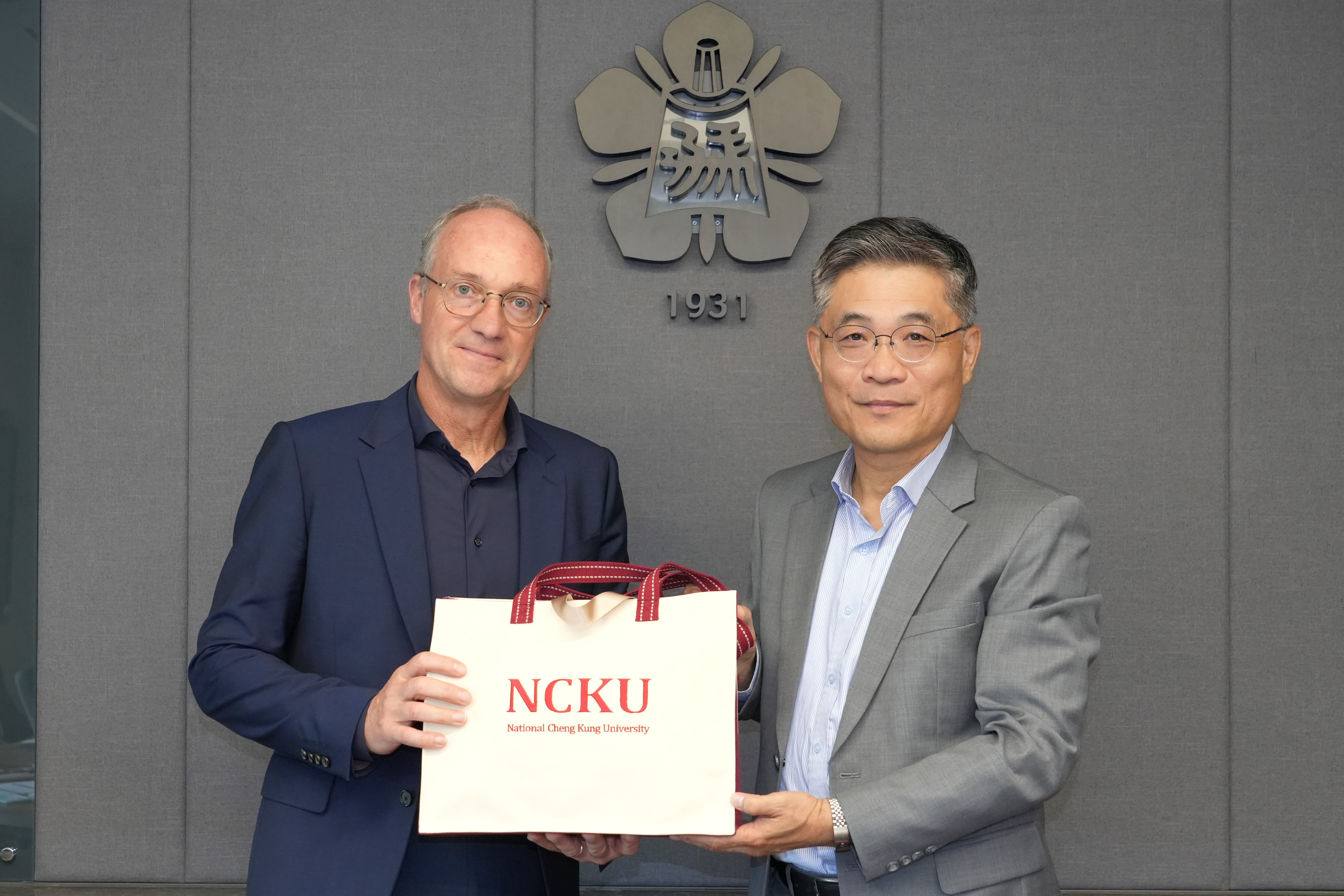 成功大學沈孟儒校長(右)致贈禮物予imec執行副總裁兼共同首席策略長Dr. Jo De Boeck (左),並共同展望未來持續深化合作