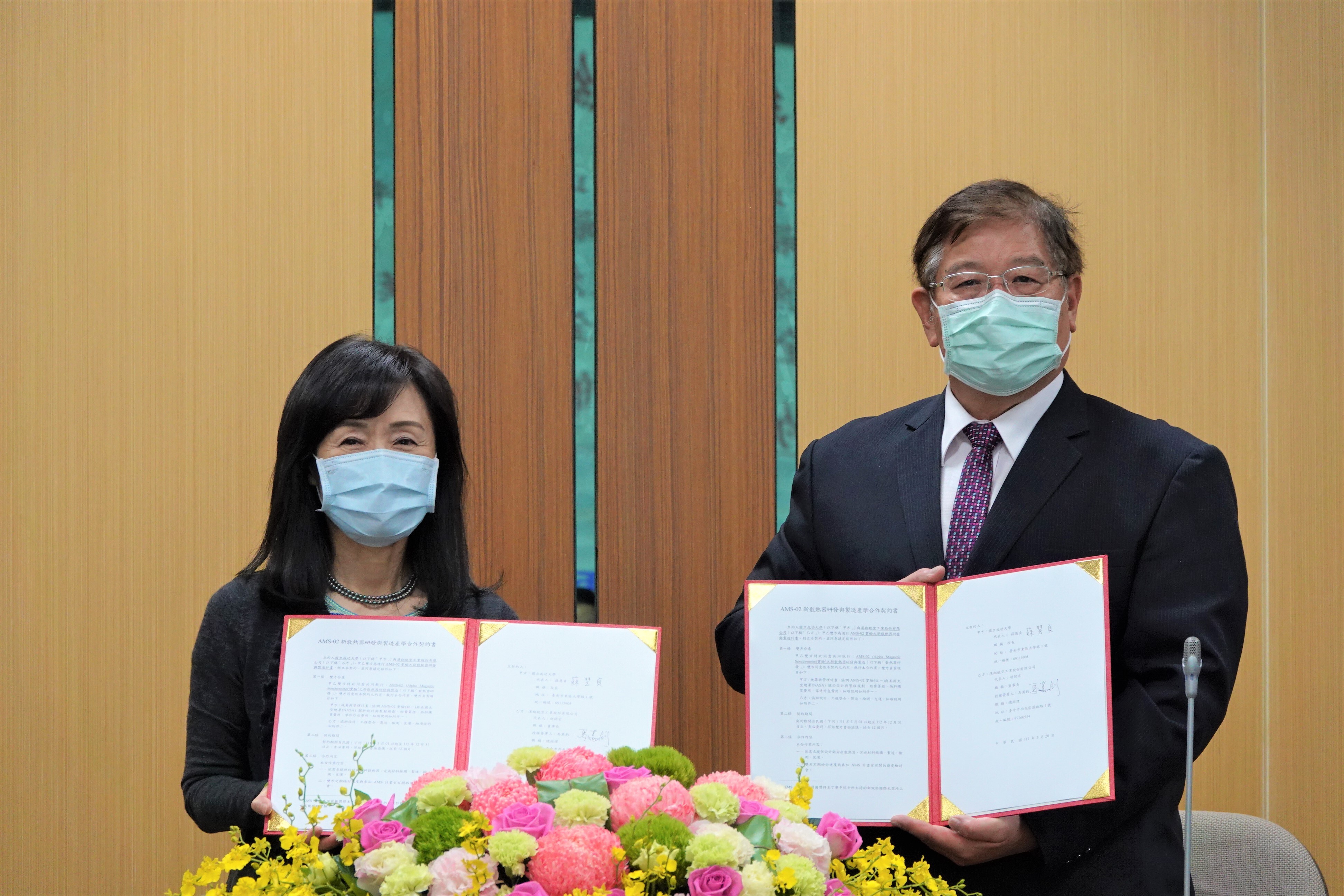 蘇慧貞校長與馬萬鈞總經理代表胡開宏董事長於成功大學簽訂合作協議書 蘇慧貞校長與馬萬鈞總經理代表胡開宏董事長於成功大學簽訂合作協議書