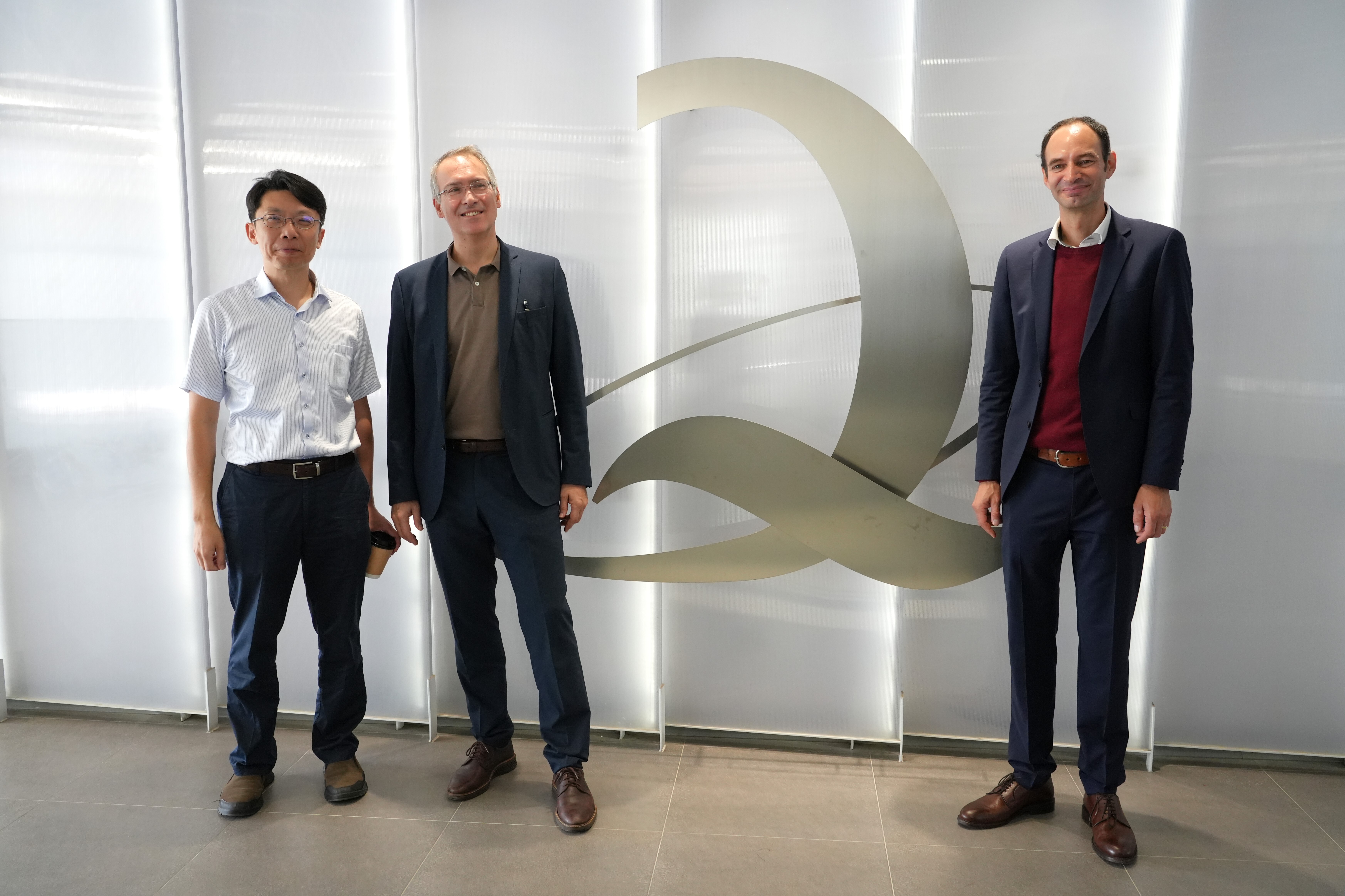 Group photo in front of QFort (From left to right: Distinguished Professor Yueh-Nan Chen, Acting Director of QFort, Vice Rector Prof. Peter Ertl, TU Wien, and Prof. Walter M. Weber,)