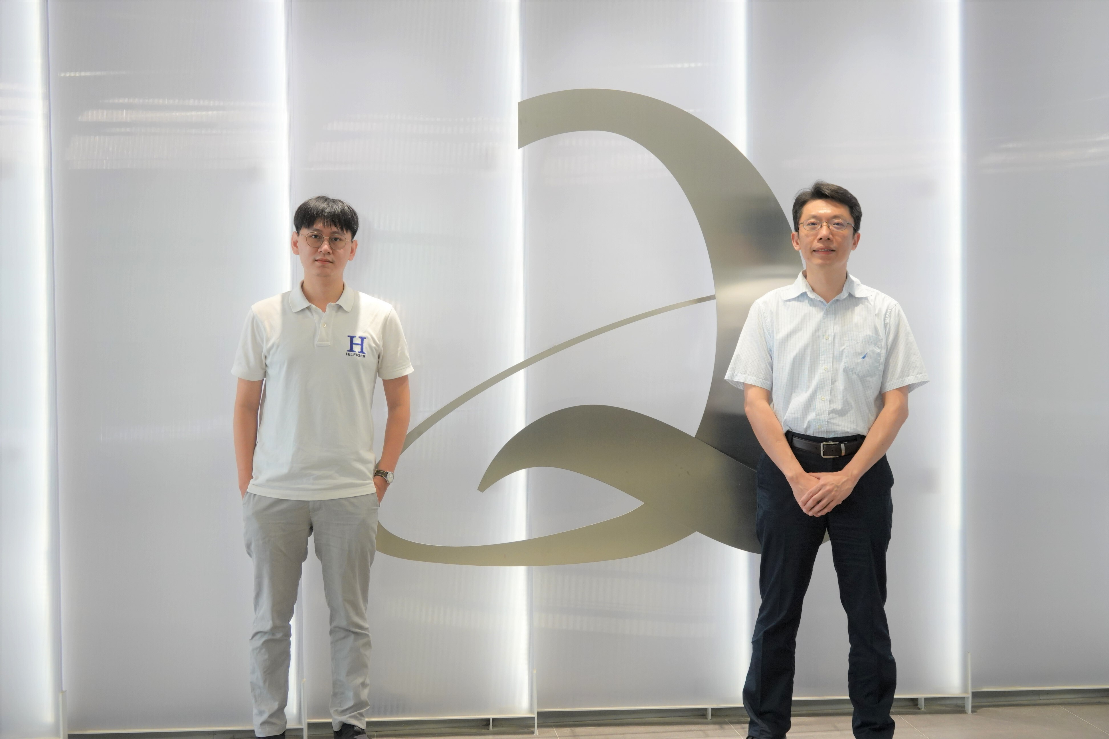 量子記憶體高效檢測法 成大研究登國際指標期刊《PRX Quantum》 成大前沿量子科技研究中心主任陳岳男(右)與博士後研究員古煥宇(左)攜手歐亞跨國團隊提出判定合格量子記憶體的新方向,有助臺灣掌握量子元件發展關鍵