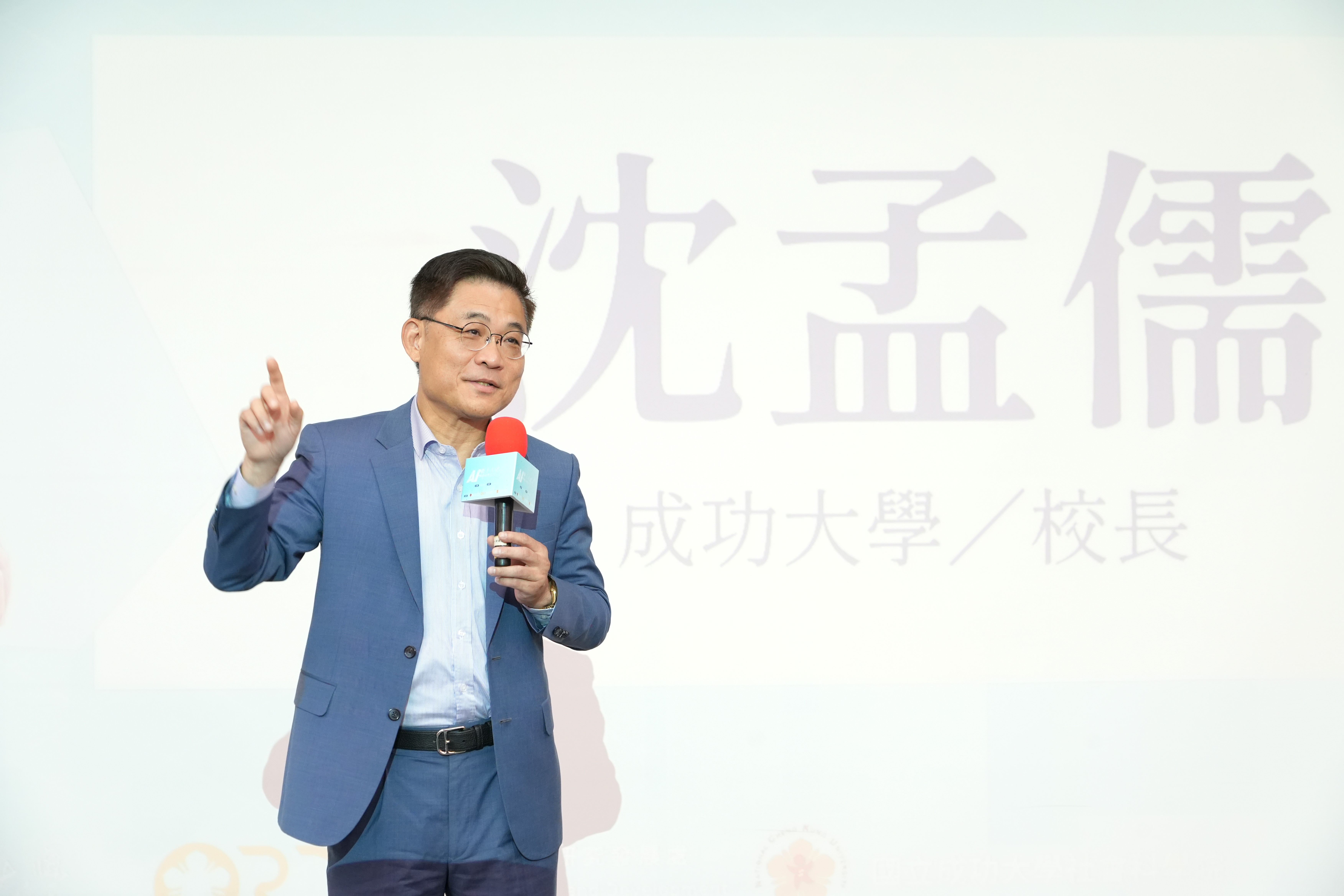 President Meng-Ru Shen thanks Minister Chun-Hsien Yeh for his strong support of NCKU's development.
