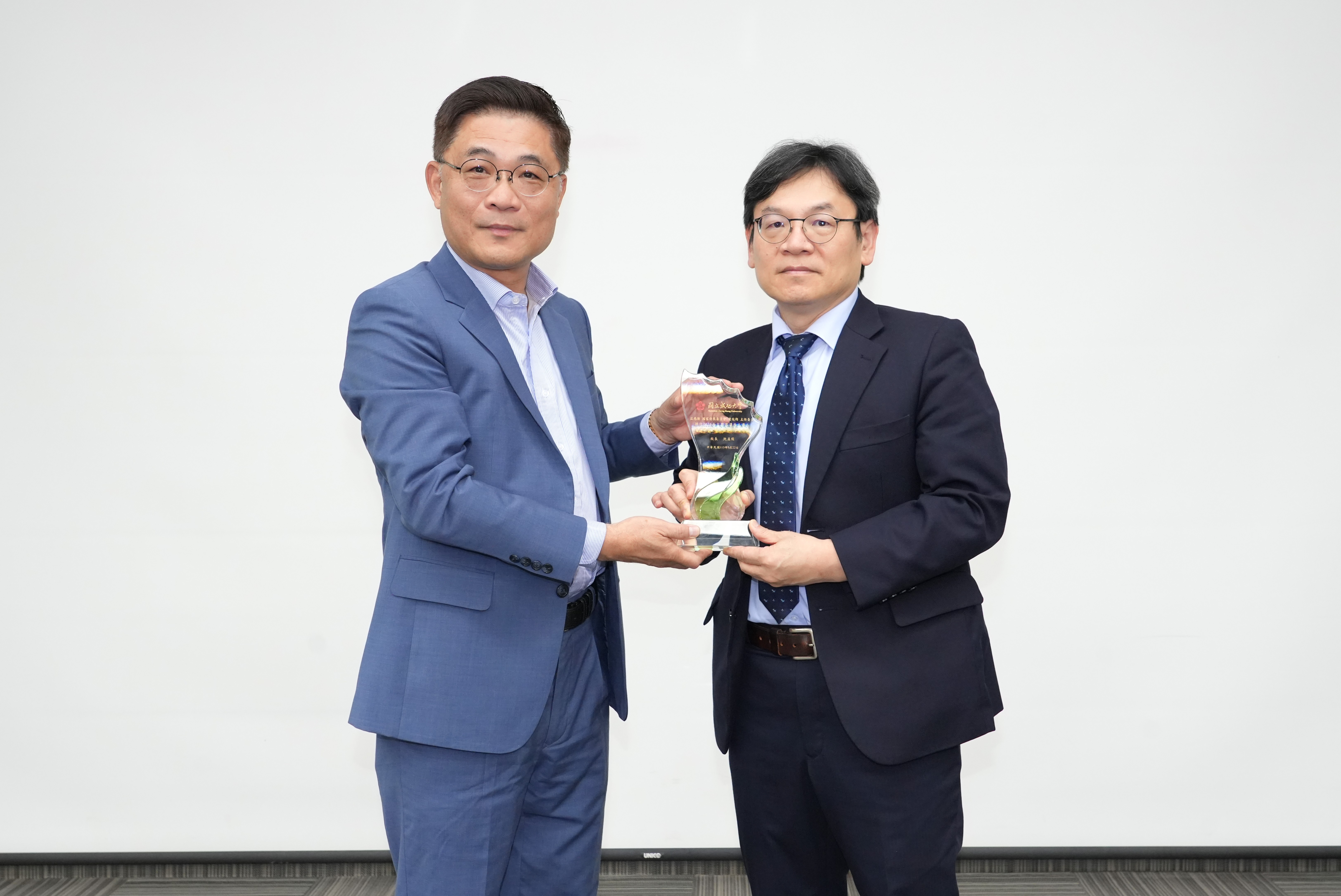 President Meng-Ru Shen (left) presents a plaque of appreciation to Minister Chun-Hsien Yeh (right).