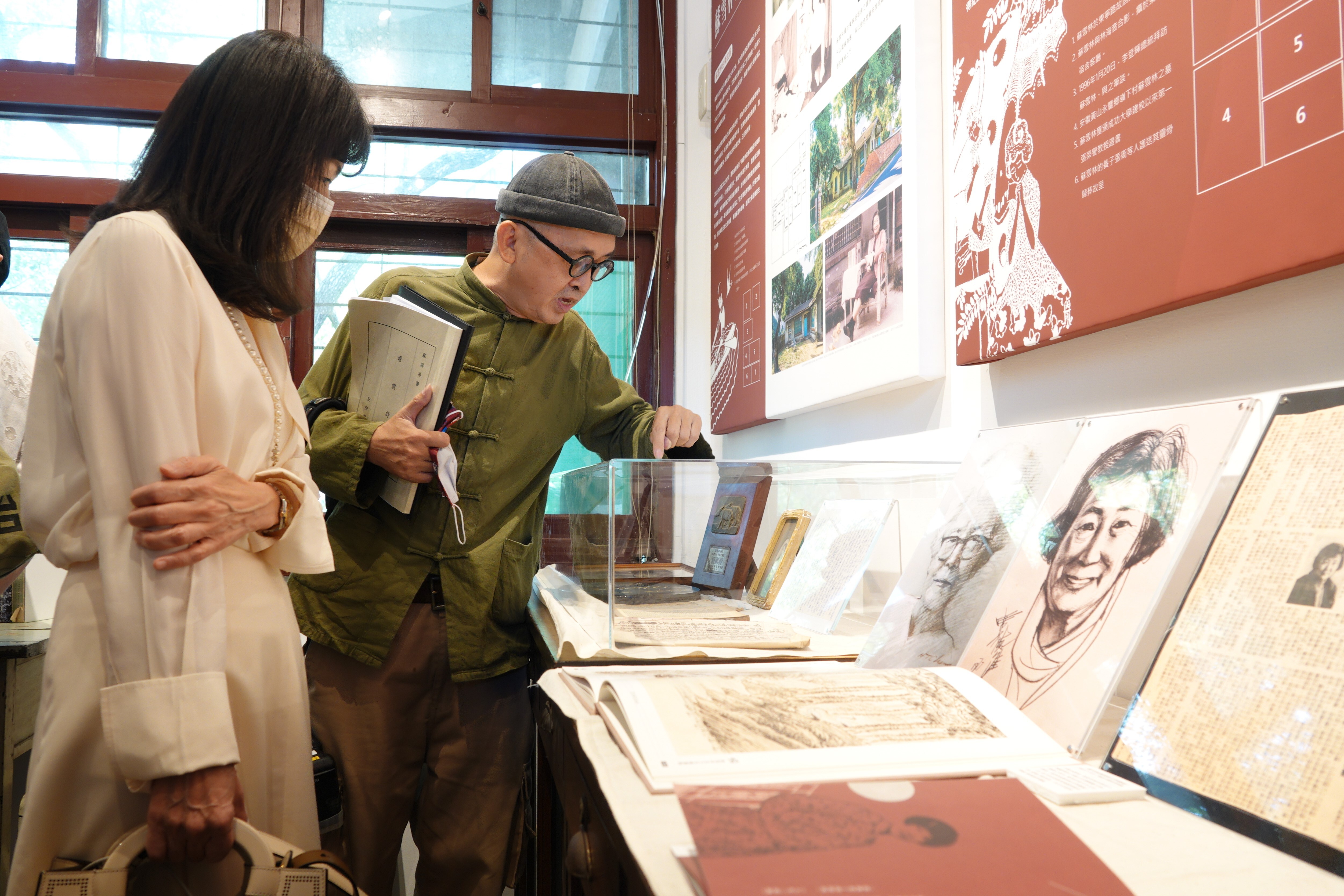 策展人黃華安(右)為成大蘇慧貞校長導覽特展