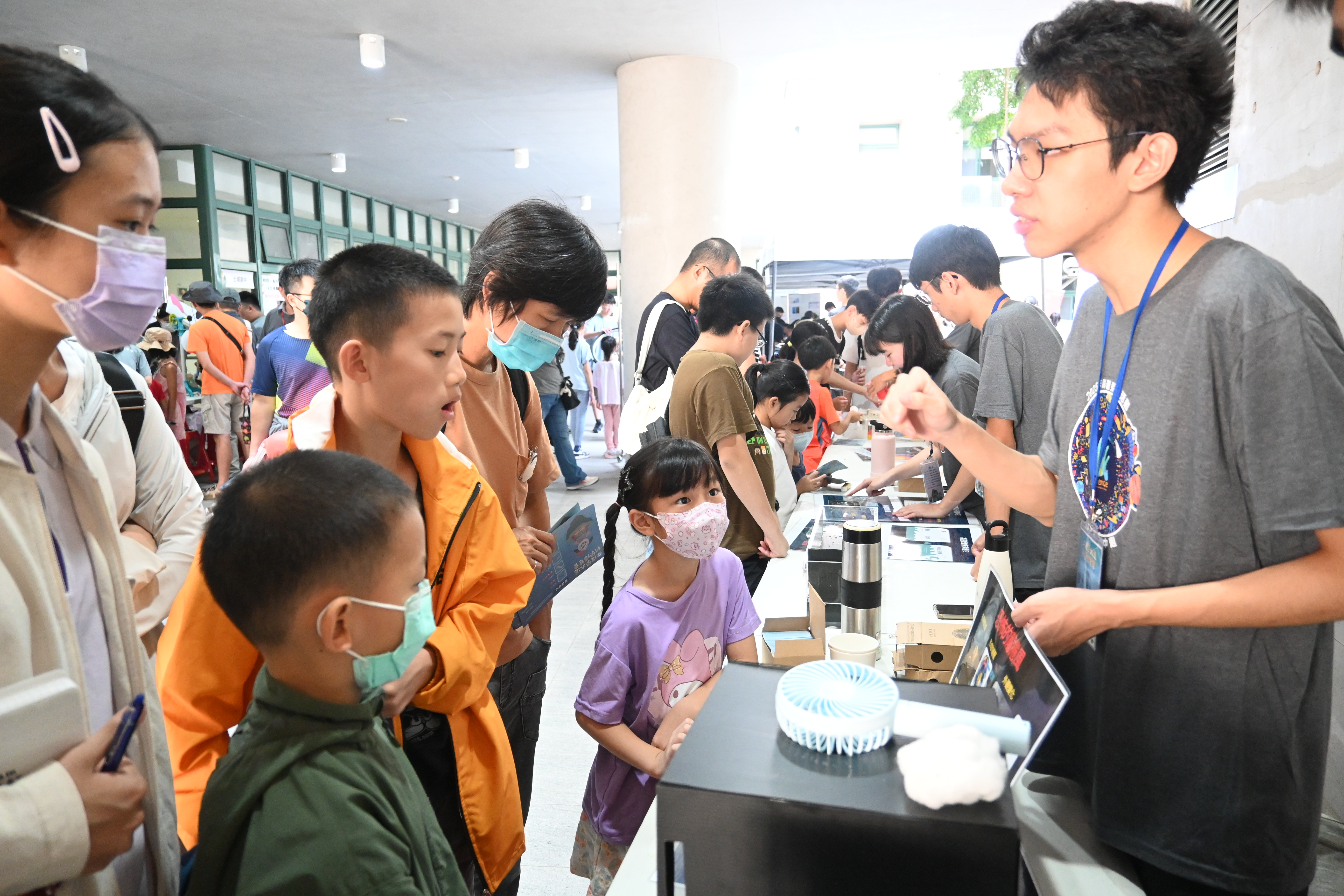 「2025 成大理學大道科學博覽會」以「科學市集」為主軸，集結理學院五大系所師生的創意展示，並邀請多所台南高中生參與，展現跨世代的科學活力與創新精神
