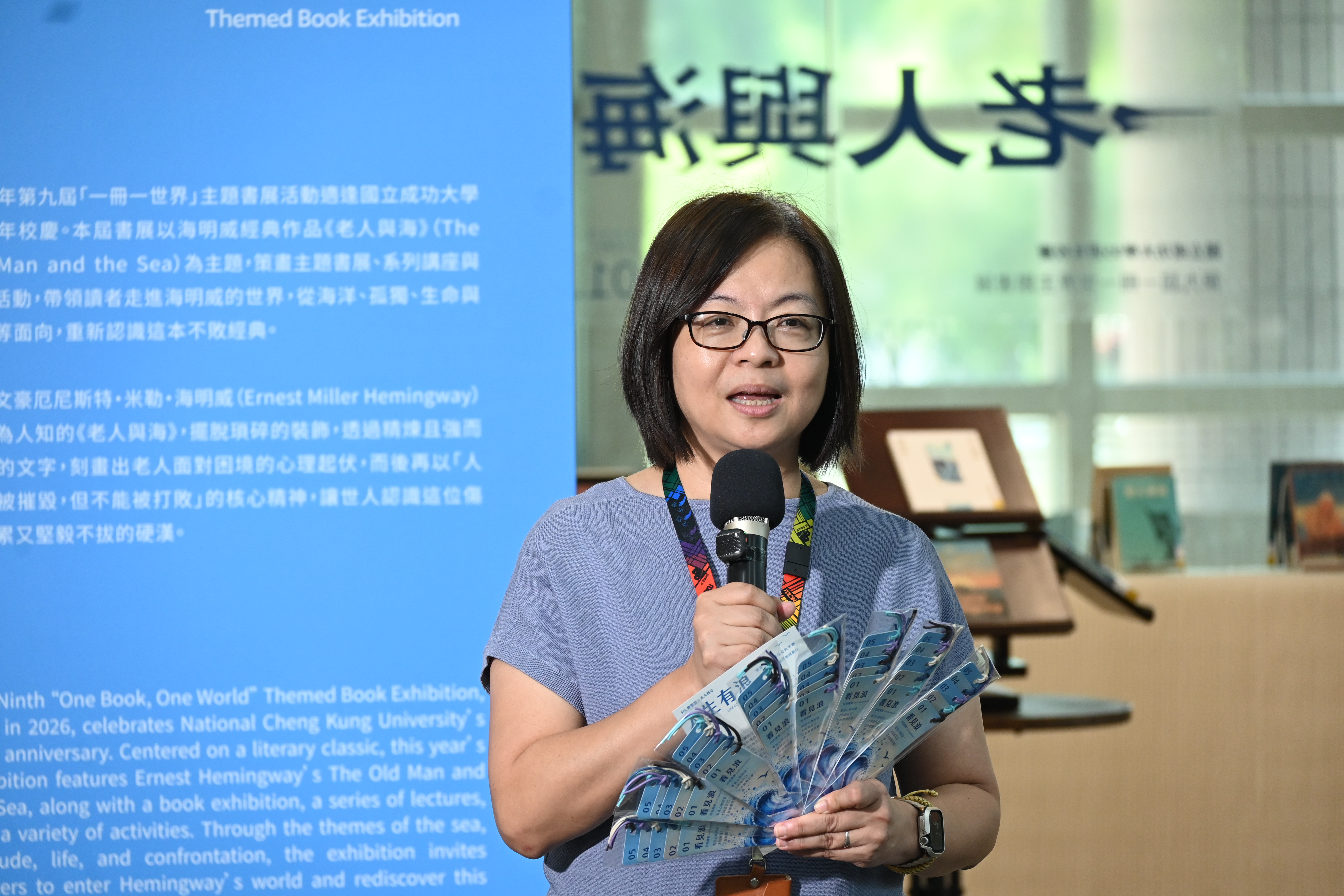 洪良宜學務長介紹館內的佈置的「人生有浪」靜態展覽及沉浸式體驗特區,盼能幫助大家由內而外的改變